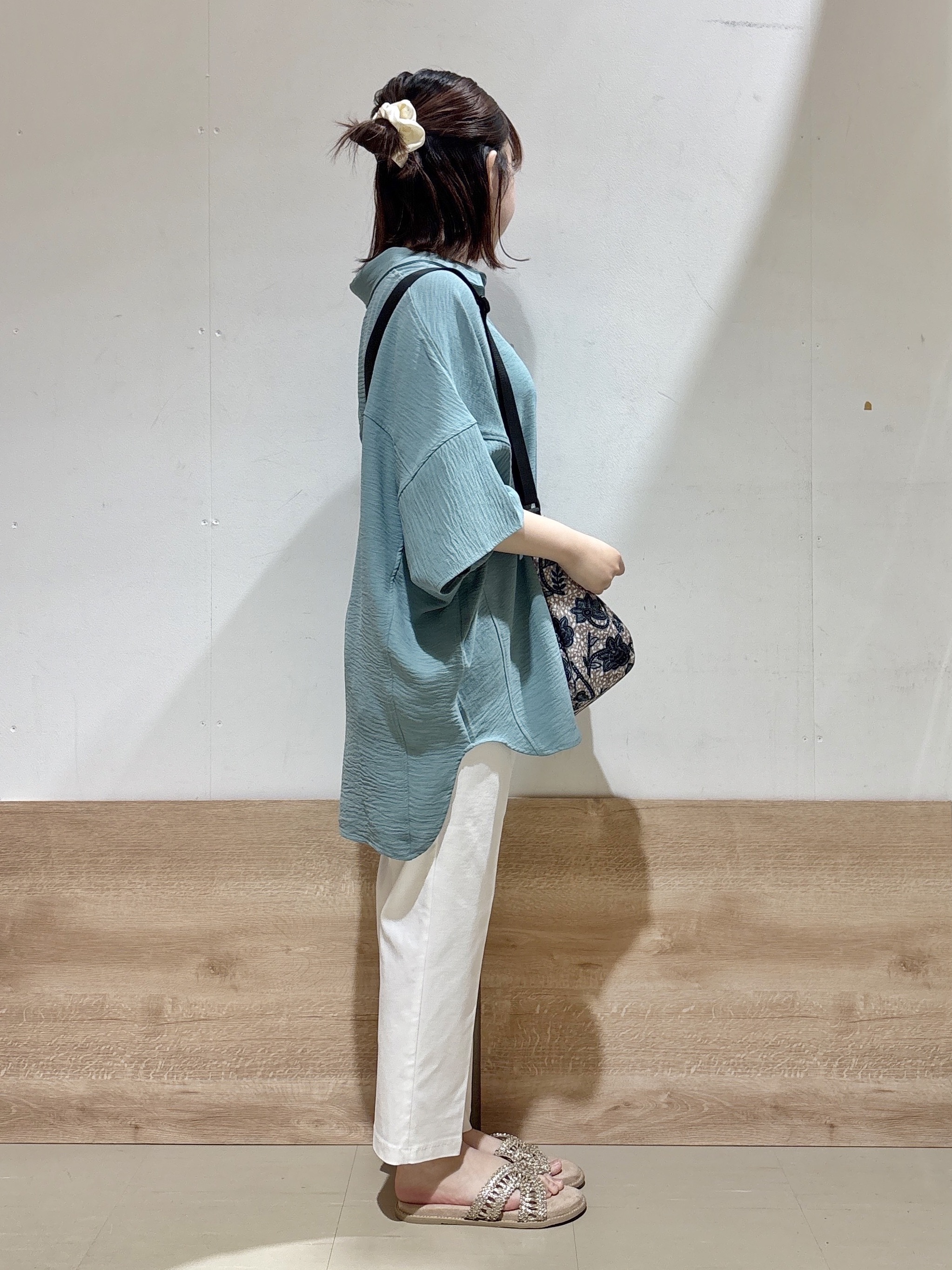 るねさんの「SHOO･LA･RUE｜【高レビュー/洗濯後しわになりにくい/体型カバー】きちんとゆるっと 大人の抜け感 ポンチョ風カラーシ」を使ったコーディネート