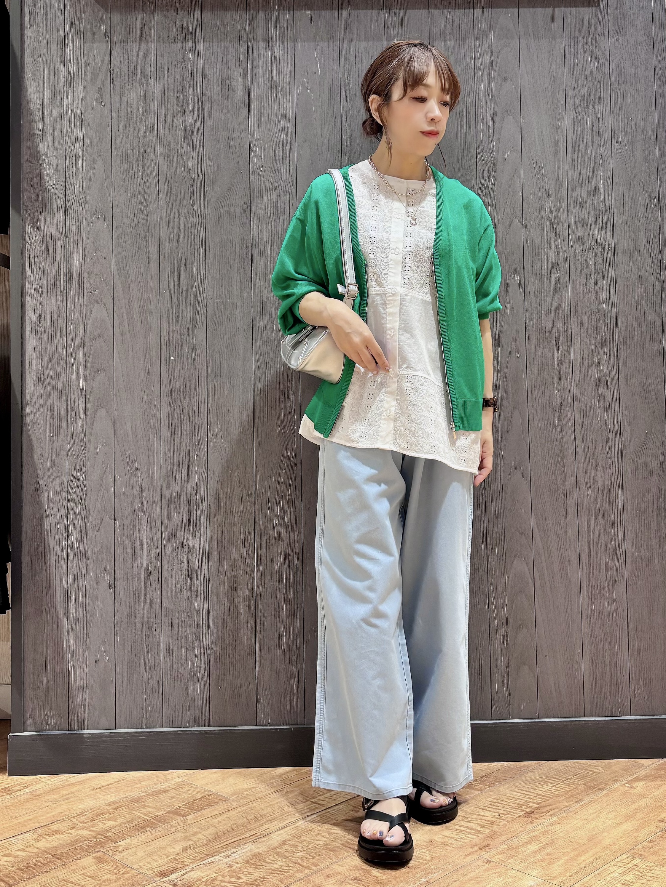 meiさんの「SHOO･LA･RUE｜【体型カバー/S~LL】インせず着られて刺繍が目を引く 切替ノーカラーブラウス」を使ったコーディネート