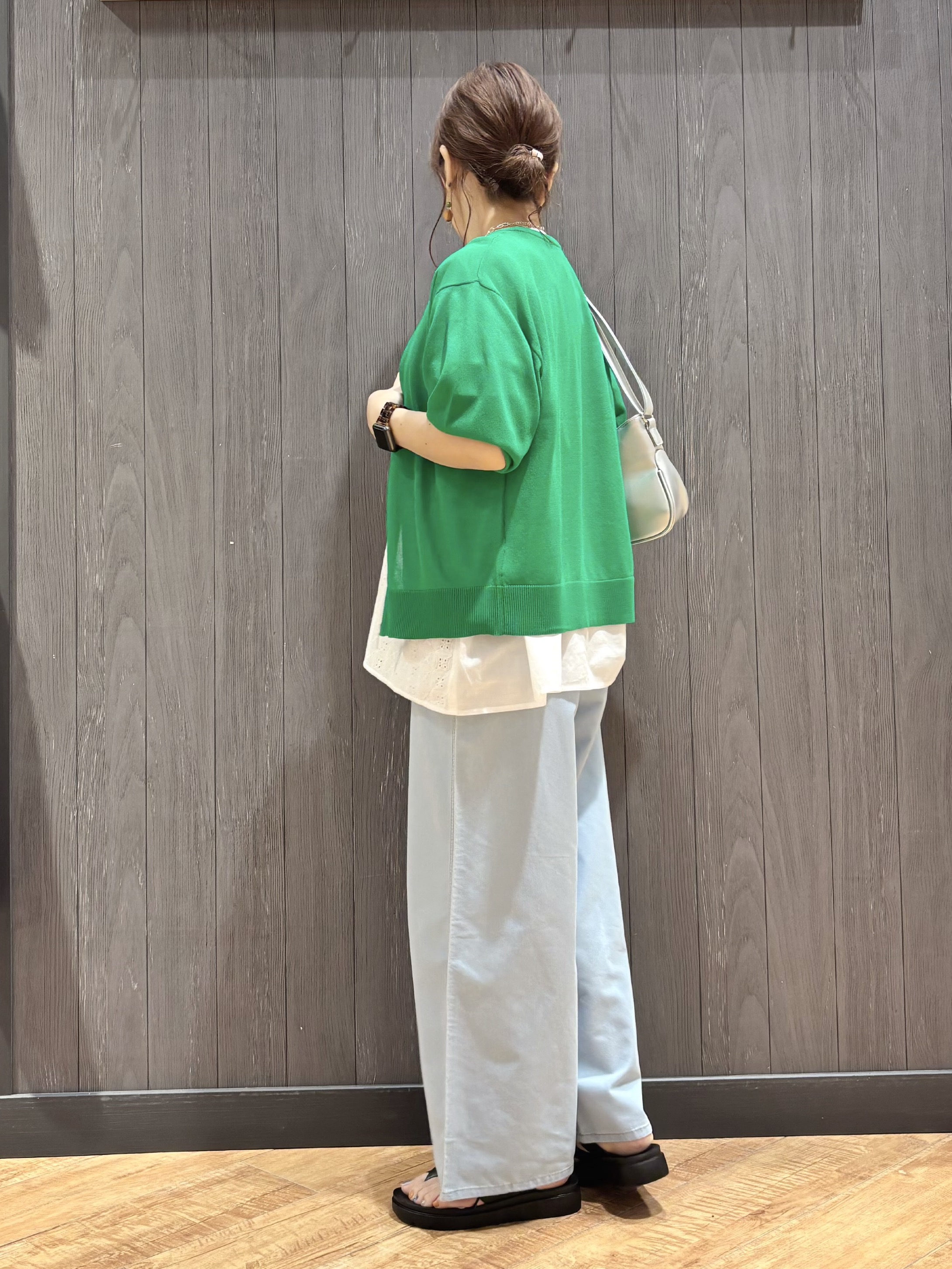 meiさんの「SHOO･LA･RUE｜【体型カバー/S~LL】インせず着られて刺繍が目を引く 切替ノーカラーブラウス」を使ったコーディネート
