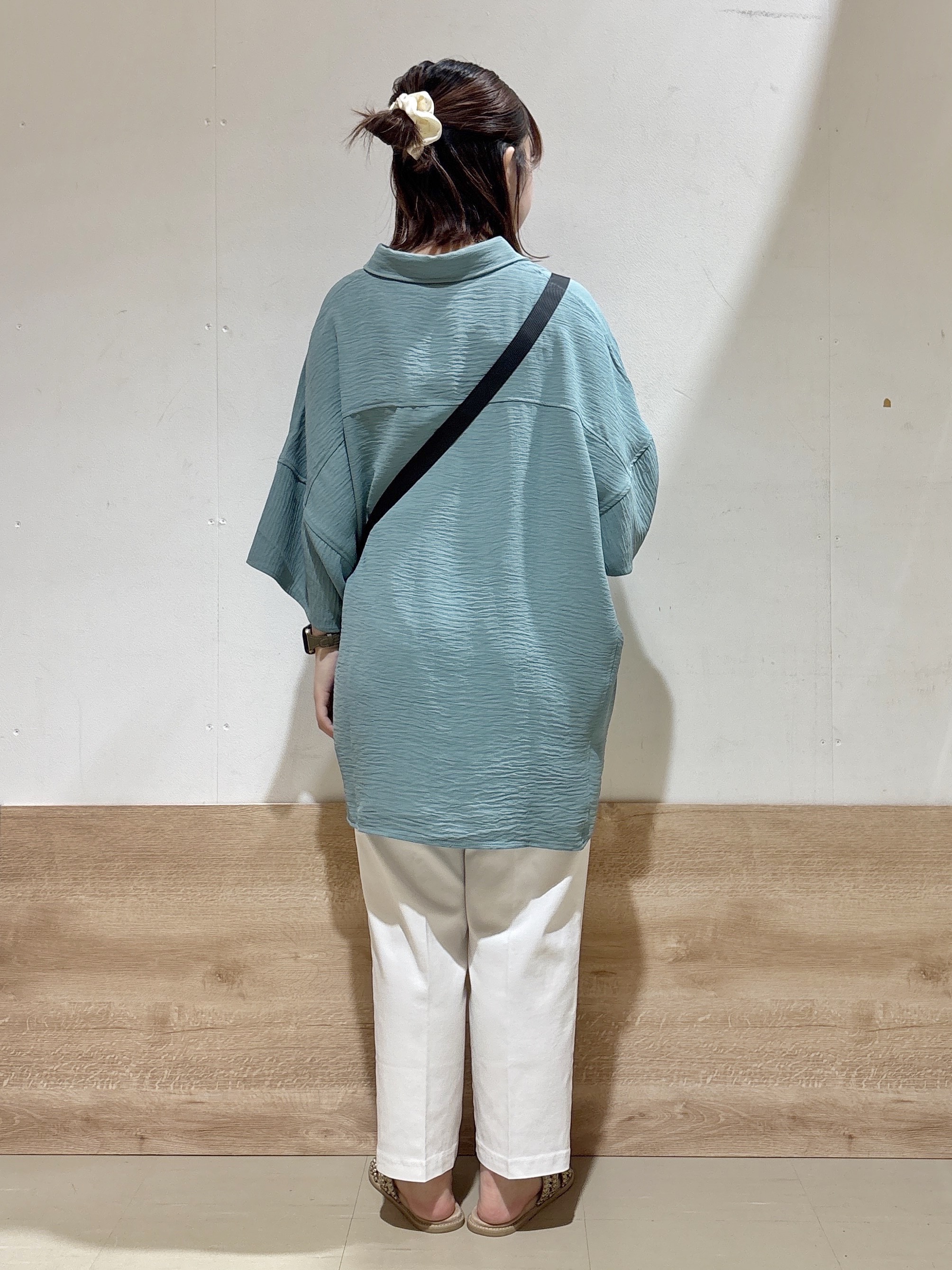 るねさんの「SHOO･LA･RUE｜【高レビュー/洗濯後しわになりにくい/体型カバー】きちんとゆるっと 大人の抜け感 ポンチョ風カラーシ」を使ったコーディネート