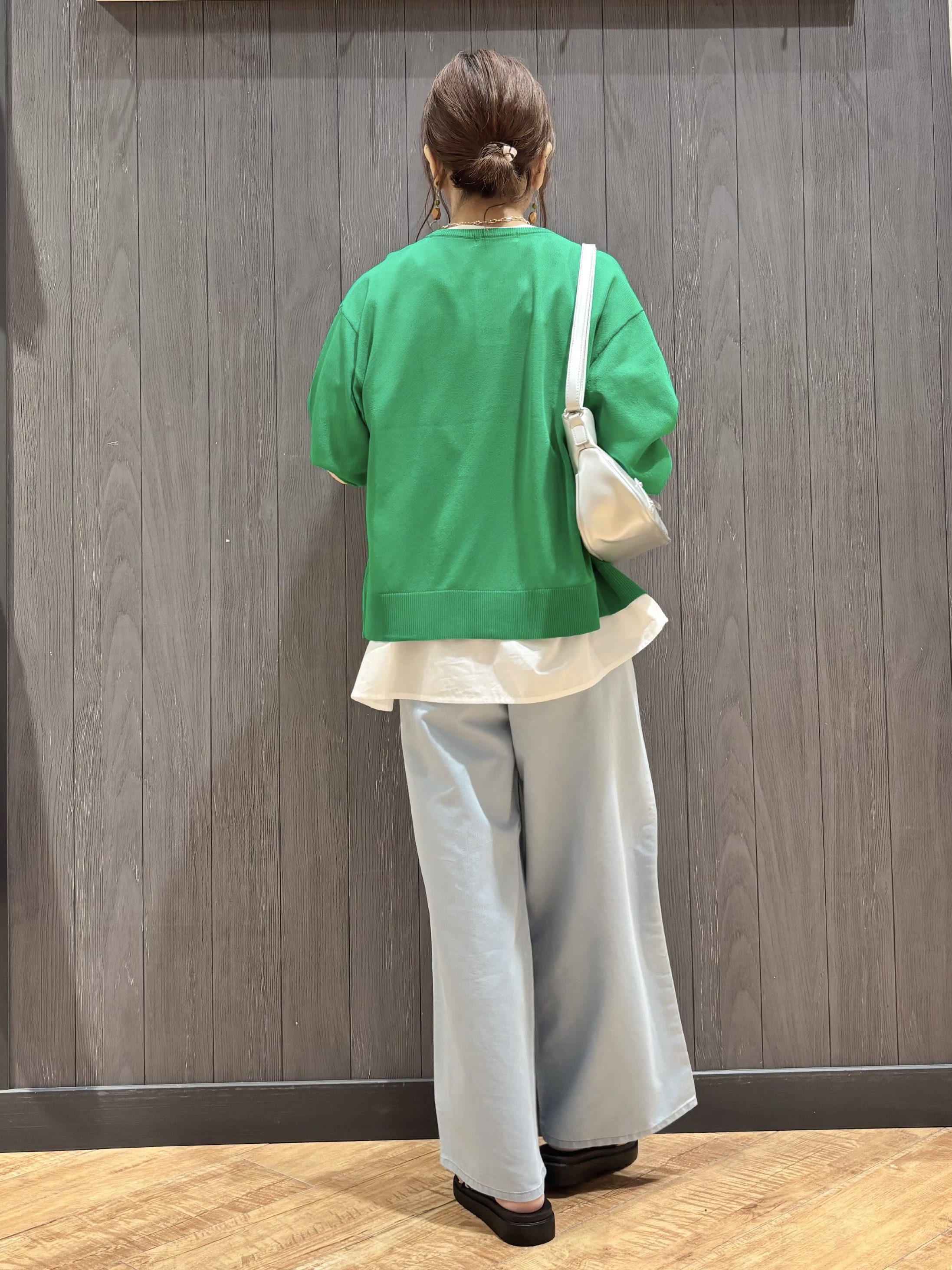 meiさんの「SHOO･LA･RUE｜【体型カバー/S~LL】インせず着られて刺繍が目を引く 切替ノーカラーブラウス」を使ったコーディネート