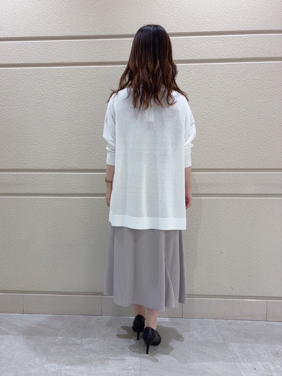 ユナさんの「UNTITLED｜【UV/接触冷感/セットアップ可】リラクシーキーVネックブラウス」を使ったコーディネート