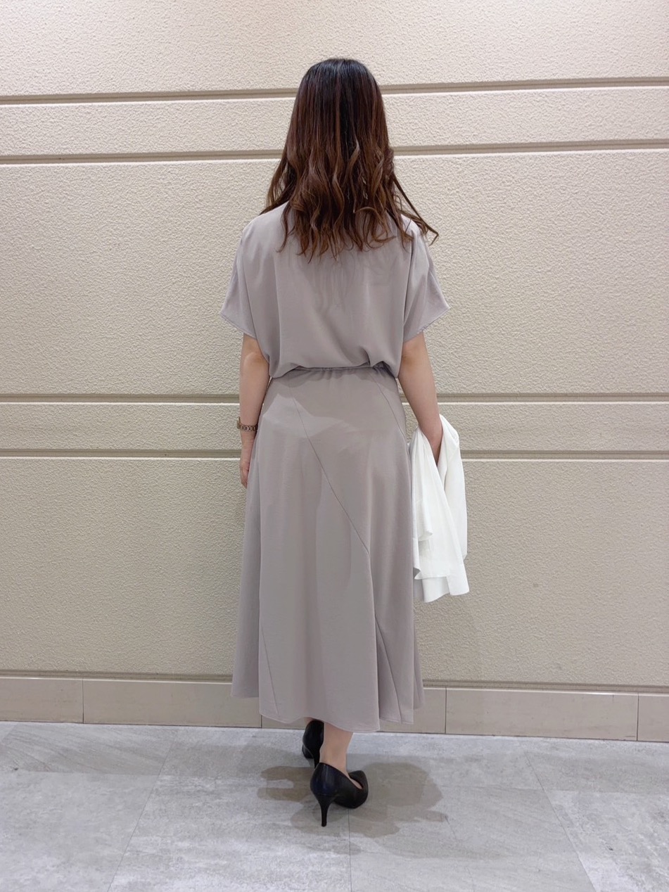 ユナさんの「UNTITLED｜【UV/接触冷感/セットアップ可】リラクシーキーVネックブラウス」を使ったコーディネート