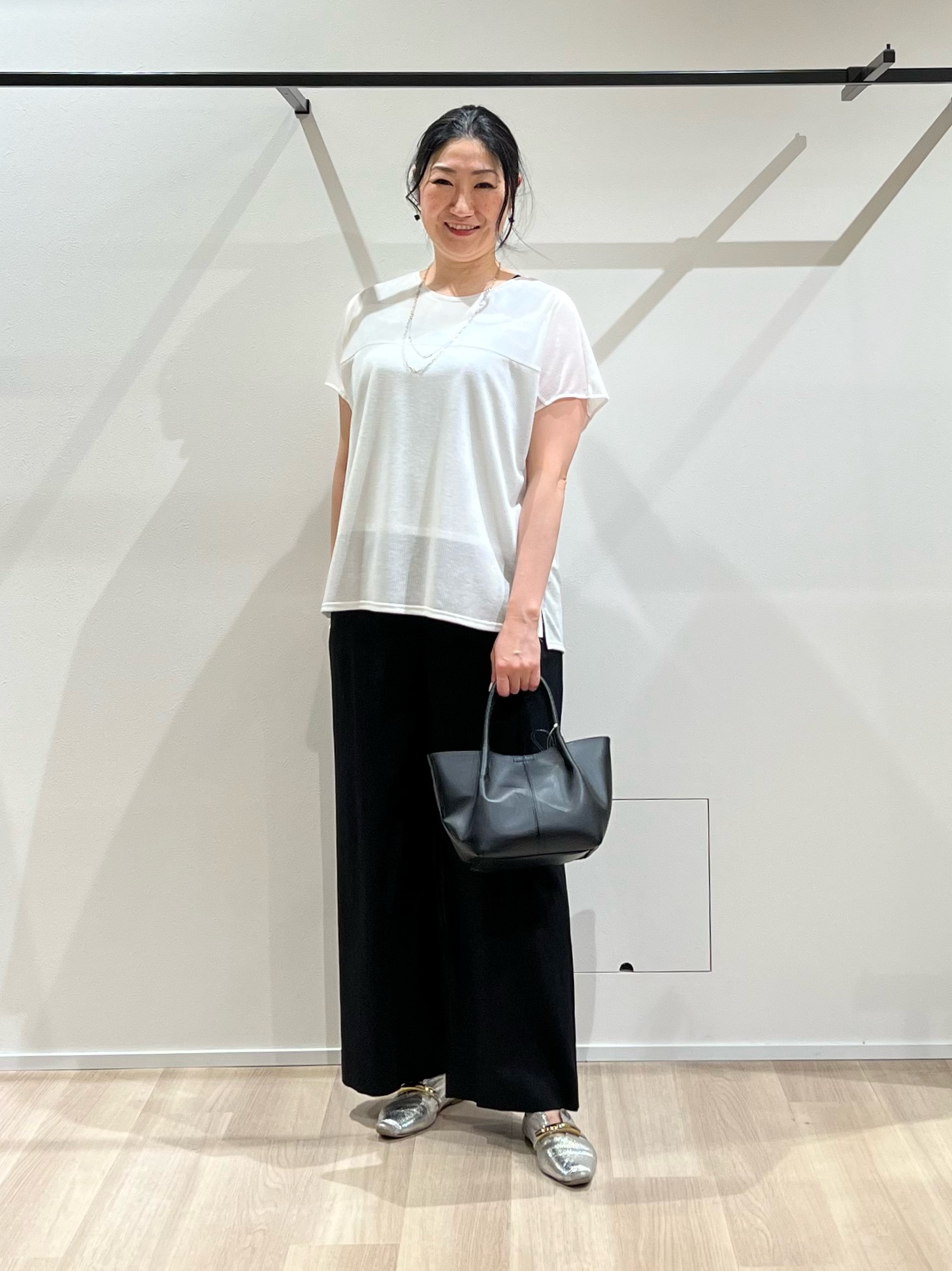 TOMOMIさんの「UNTITLED｜【洗える／アンサンブル可能】シアースストライプトップス」を使ったコーディネート