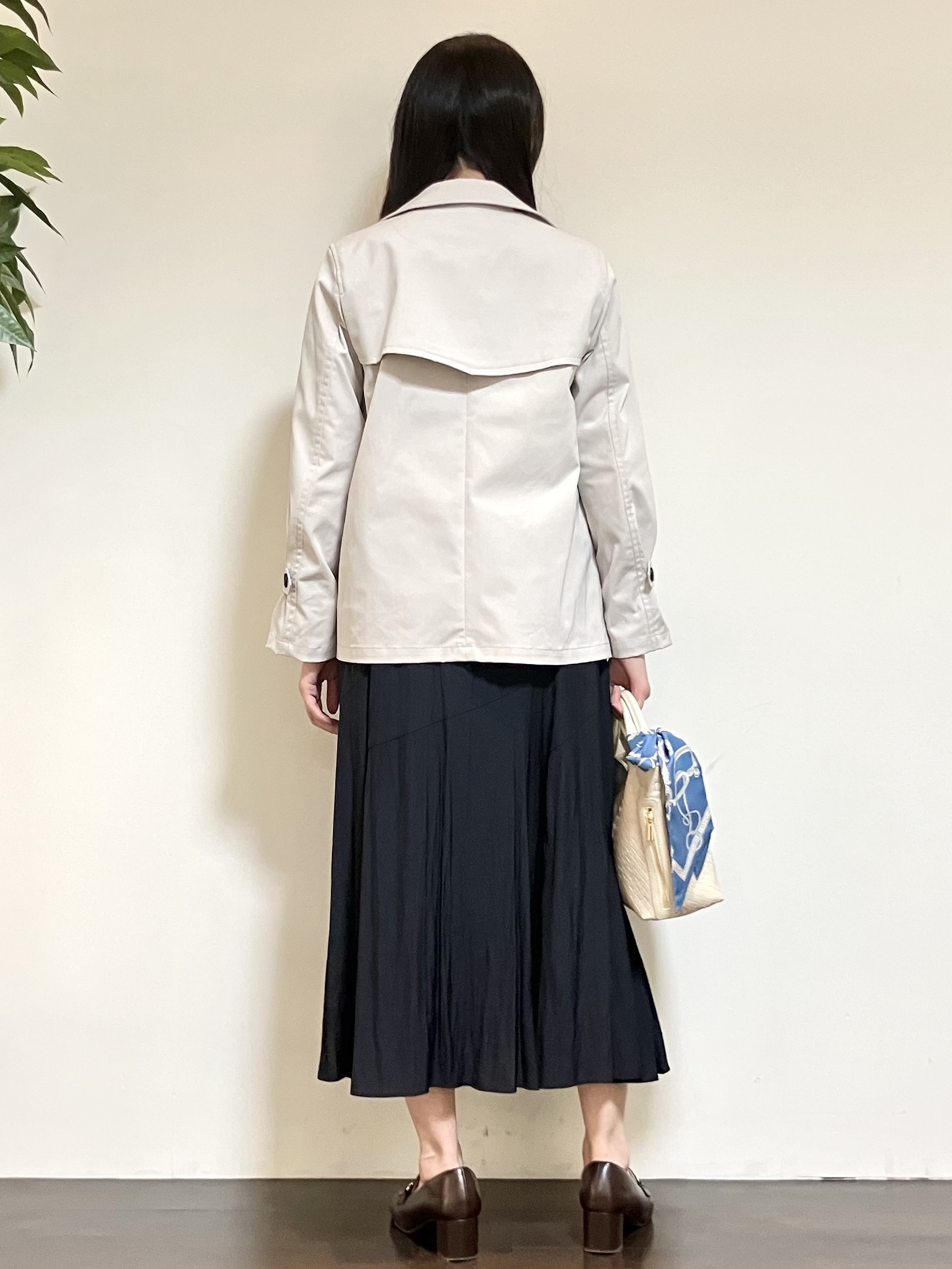 カレンさんの「UNTITLED｜【定番人気/はっ水/洗える】タスランショートトレンチコート」を使ったコーディネート