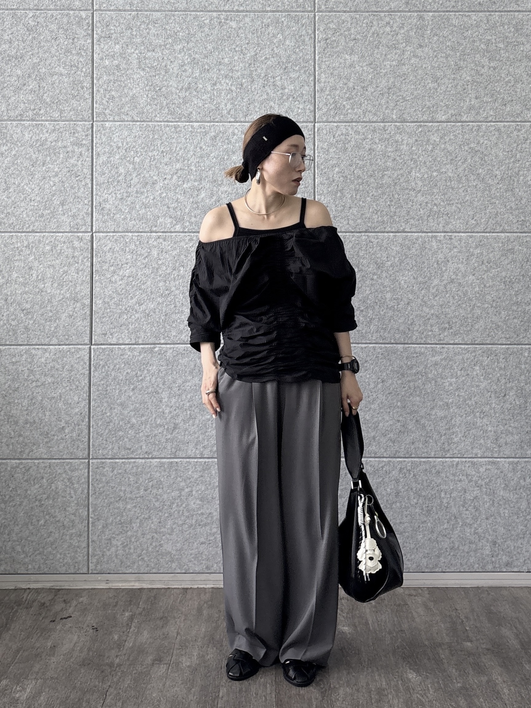 kotakiさんの「INDIVI｜シャーリングオフショルブラウス」を使ったコーディネート