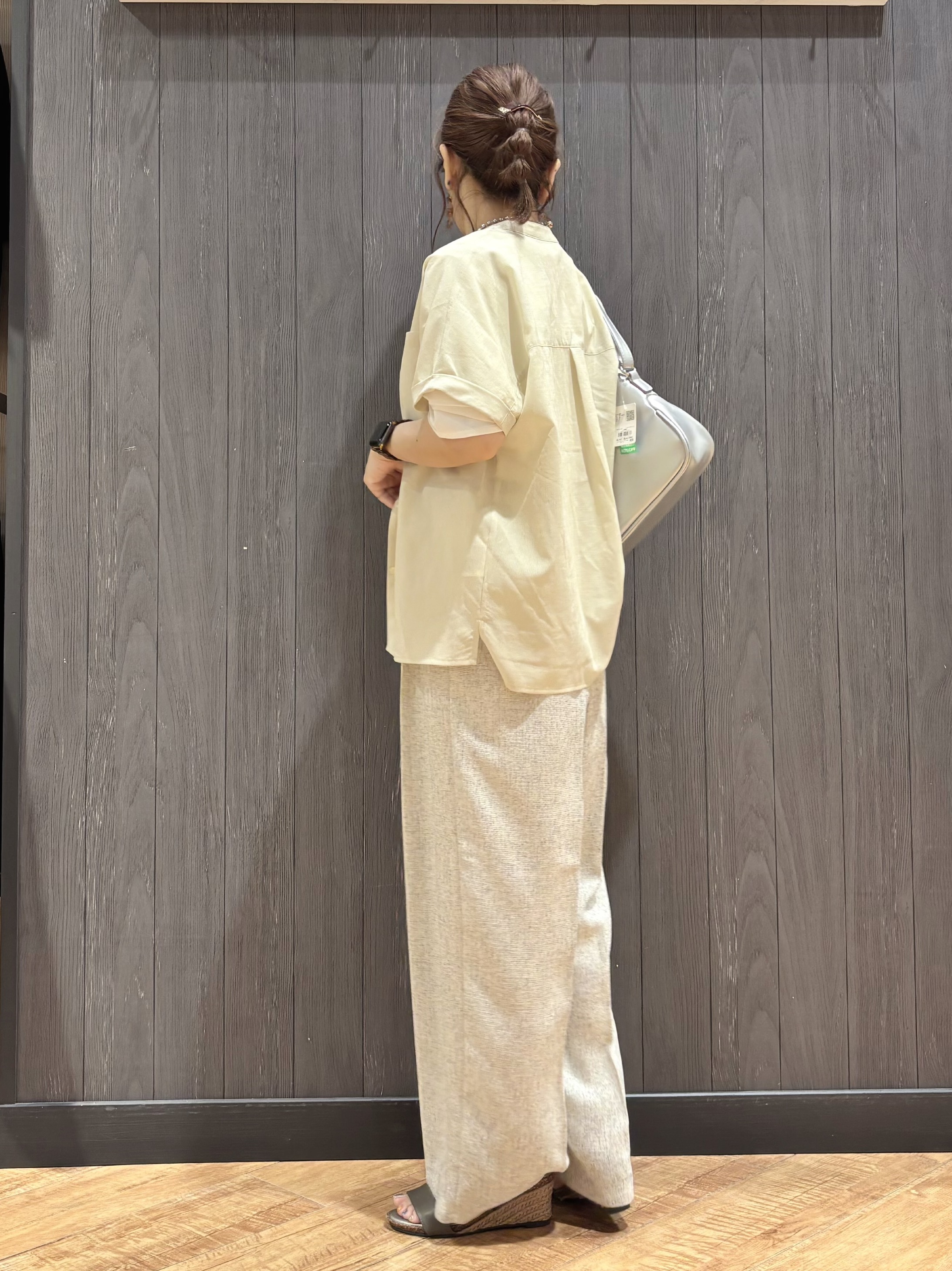 meiさんの「SHOO･LA･RUE｜【通気性〇/UV/S-LL】風が通り抜ける 半袖バンドカラーシアーシャツ」を使ったコーディネート