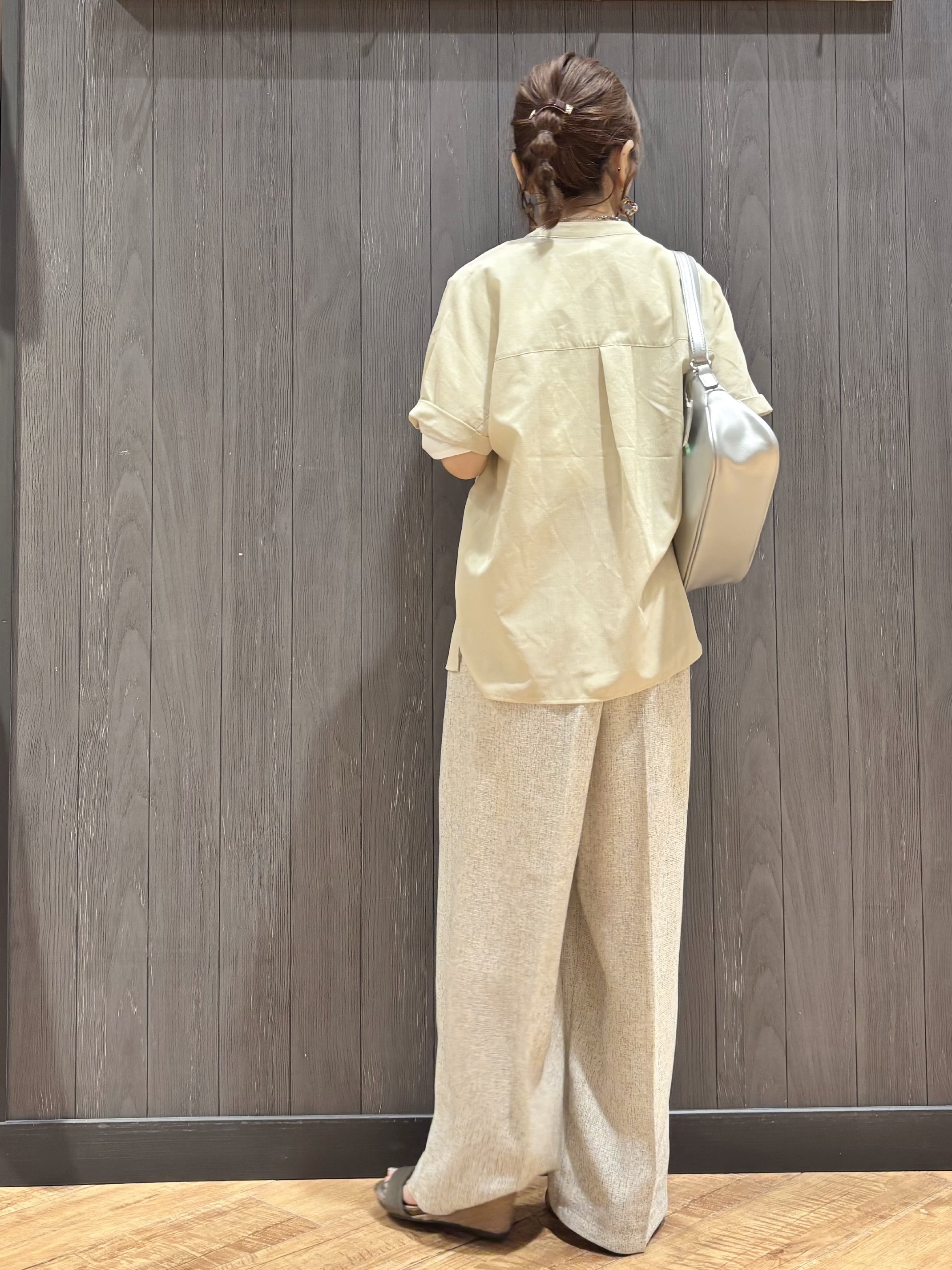 meiさんの「SHOO･LA･RUE｜【通気性〇/UV/S-LL】風が通り抜ける 半袖バンドカラーシアーシャツ」を使ったコーディネート