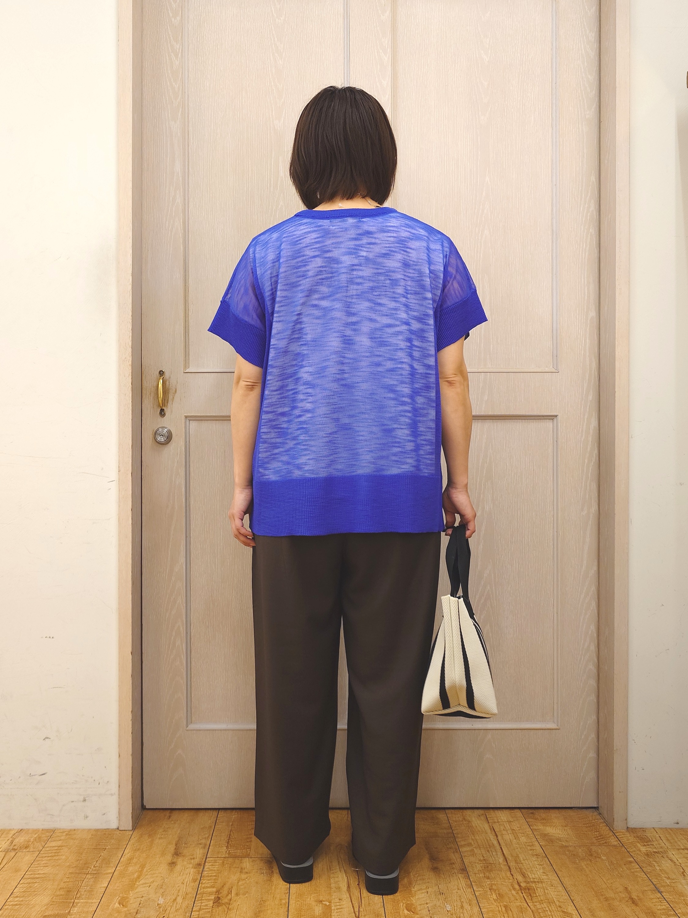 とろろさんの「SHOO･LA･RUE｜【2点セット/S-LL/体型カバー】さらりと涼し気 シアーニット+タンクトップ」を使ったコーディネート