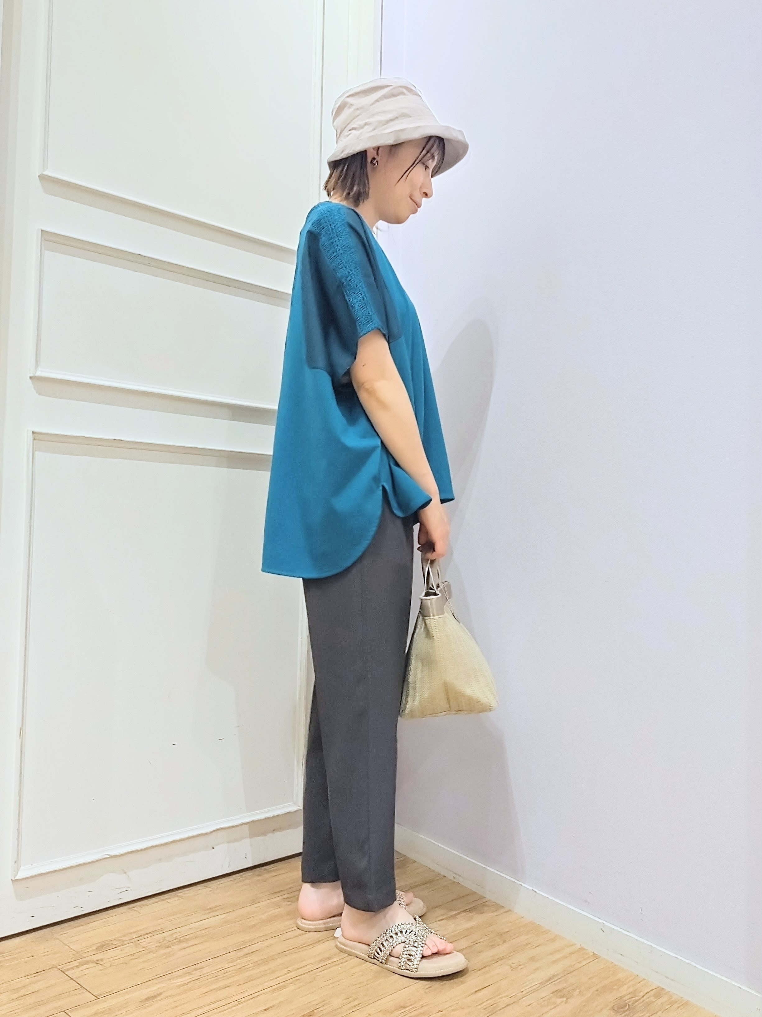 miomioさんの「SHOO･LA･RUE｜【洗濯機可/体型カバー】インせず着られる 肩レース切り替えポンチョ風トップス」を使ったコーディネート