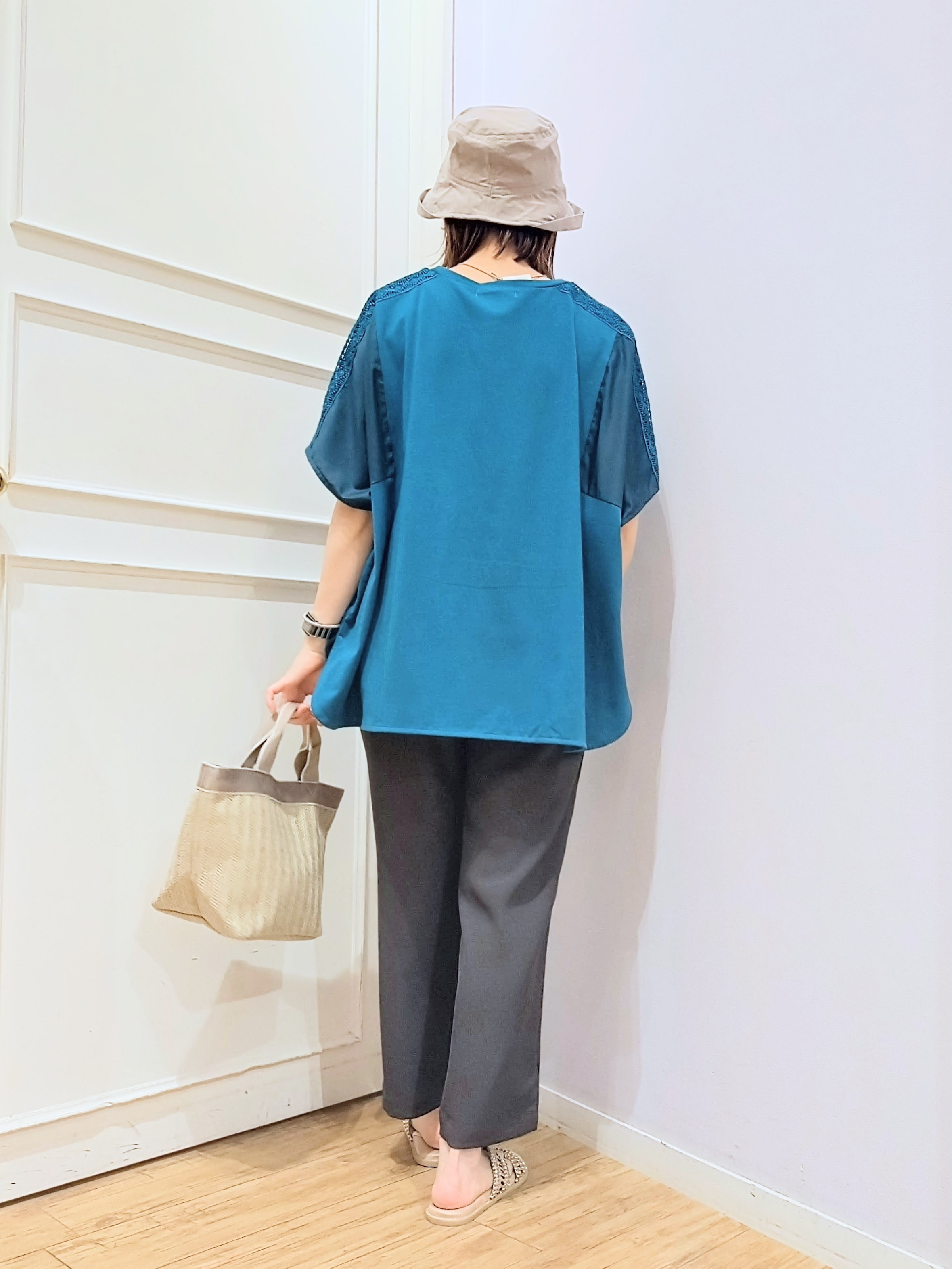 miomioさんの「SHOO･LA･RUE｜【洗濯機可/体型カバー】インせず着られる 肩レース切り替えポンチョ風トップス」を使ったコーディネート