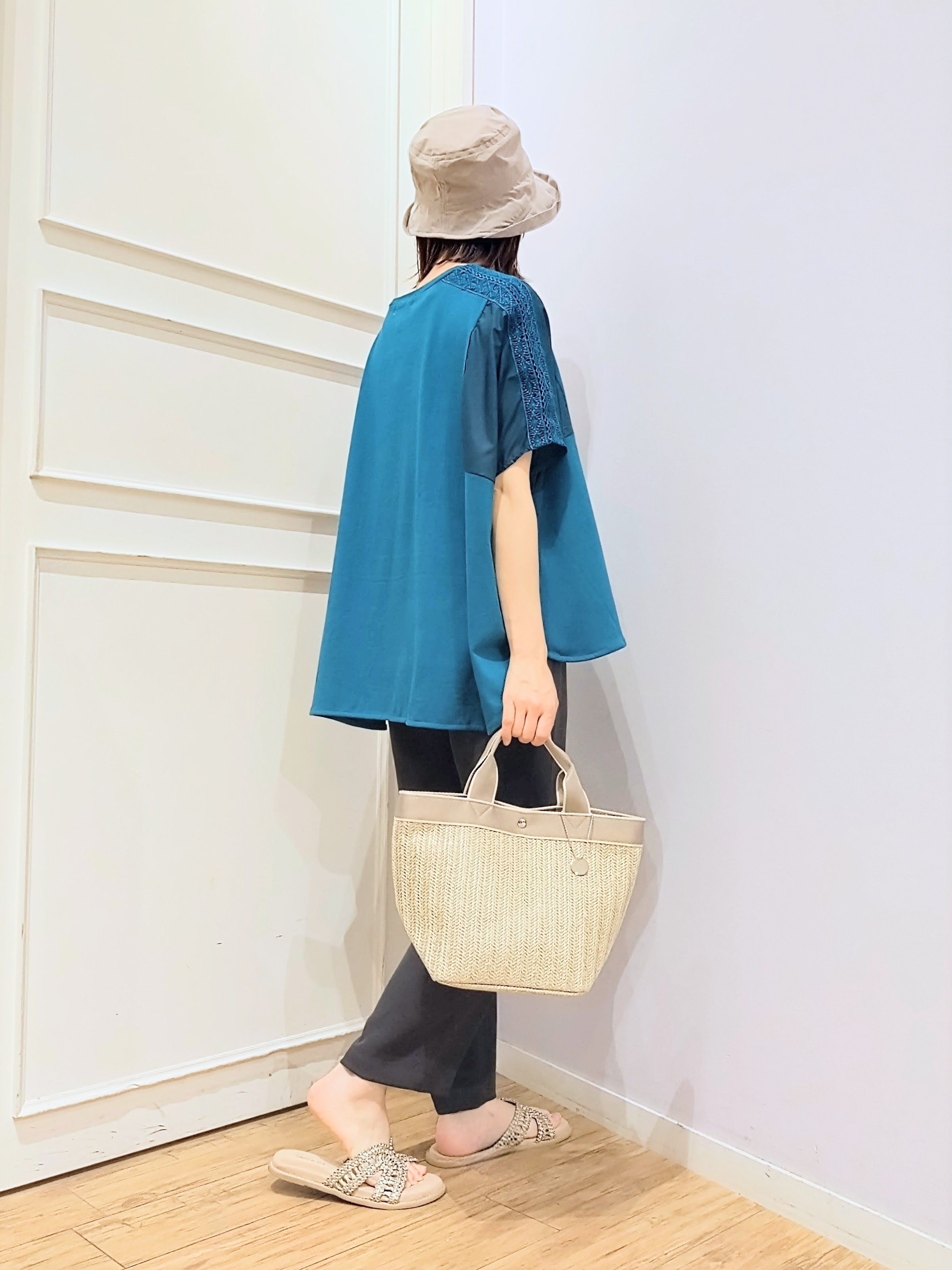 miomioさんの「SHOO･LA･RUE｜【洗濯機可/体型カバー】インせず着られる 肩レース切り替えポンチョ風トップス」を使ったコーディネート