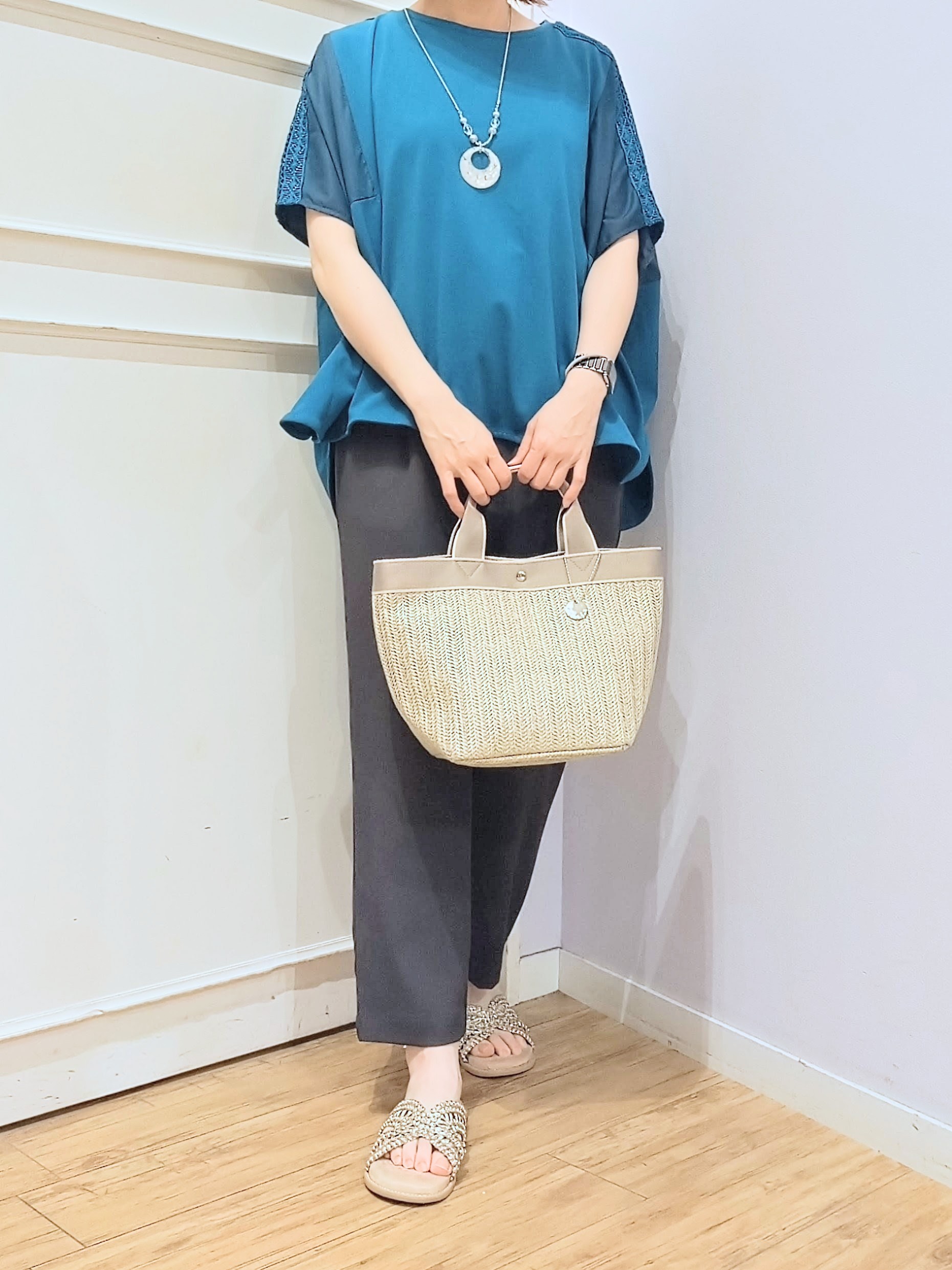 miomioさんの「SHOO･LA･RUE｜【洗濯機可/体型カバー】インせず着られる 肩レース切り替えポンチョ風トップス」を使ったコーディネート