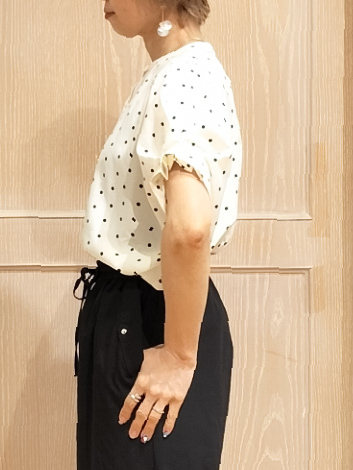 YUKIさんの「SHOO･LA･RUE｜【洗濯機可／洗濯後しわになりにくい】大人の甘さをプラスする ドット柄袖タックブラウス」を使ったコーディネート