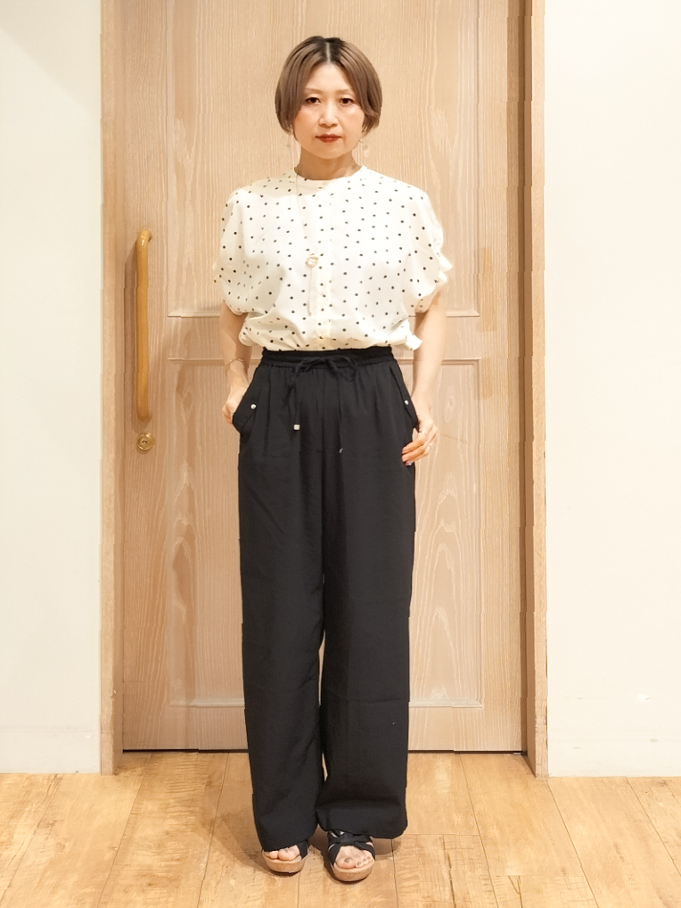 YUKIさんの「SHOO･LA･RUE｜【洗濯機可／洗濯後しわになりにくい】大人の甘さをプラスする ドット柄袖タックブラウス」を使ったコーディネート
