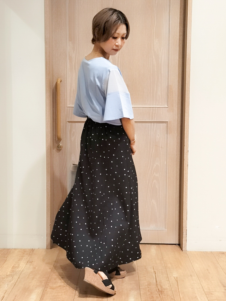 YUKIさんの「SHOO･LA･RUE｜【S-LL/洗濯機可/体型カバー】フレアスリーブで二の腕を自然に隠せる 浅VネックTシャツ」を使ったコーディネート