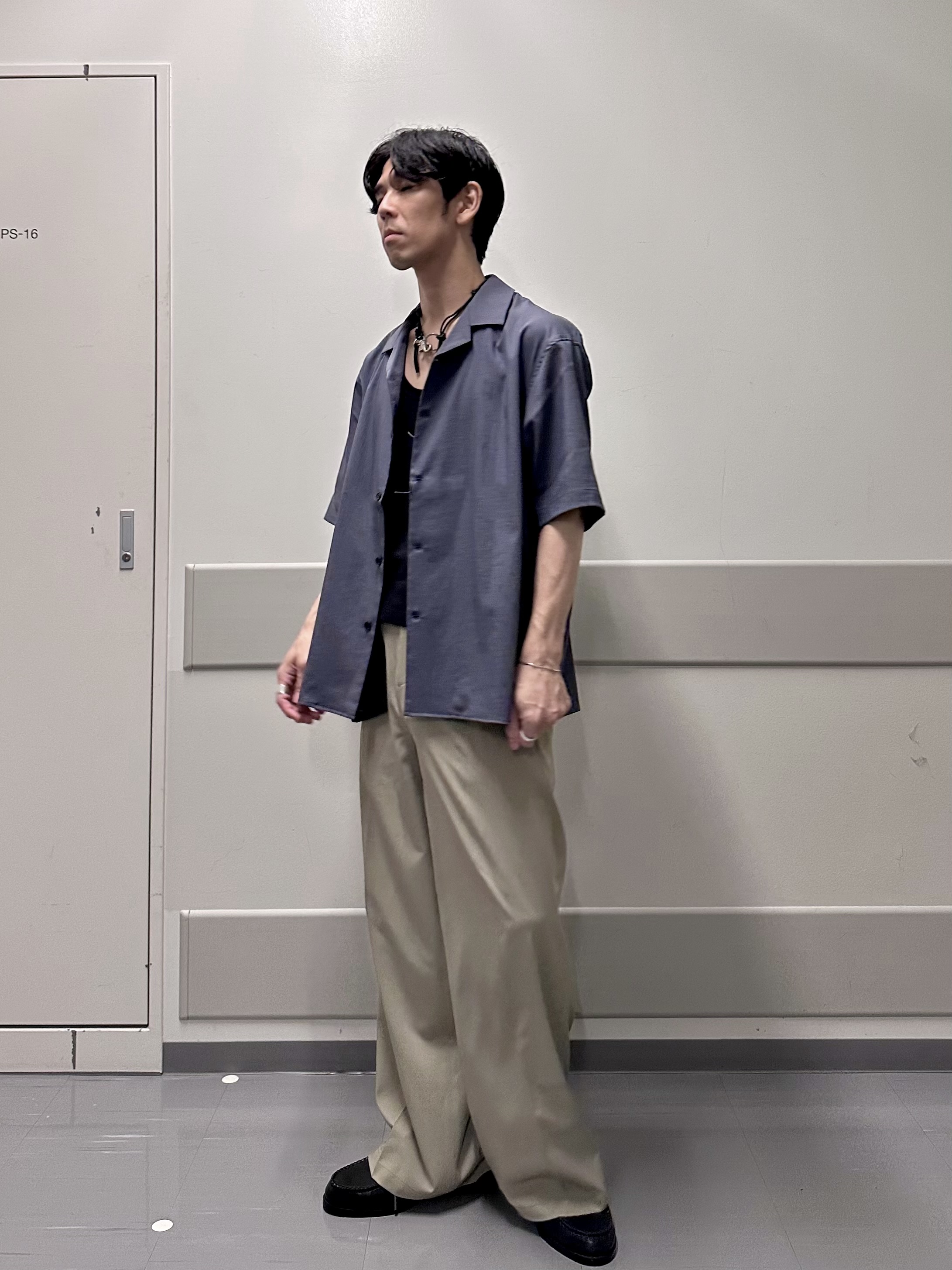 岡崎喬太さんの「tk.TAKEO KIKUCHI｜【接触冷感／ストレッチ】トロミワイドストレート」を使ったコーディネート