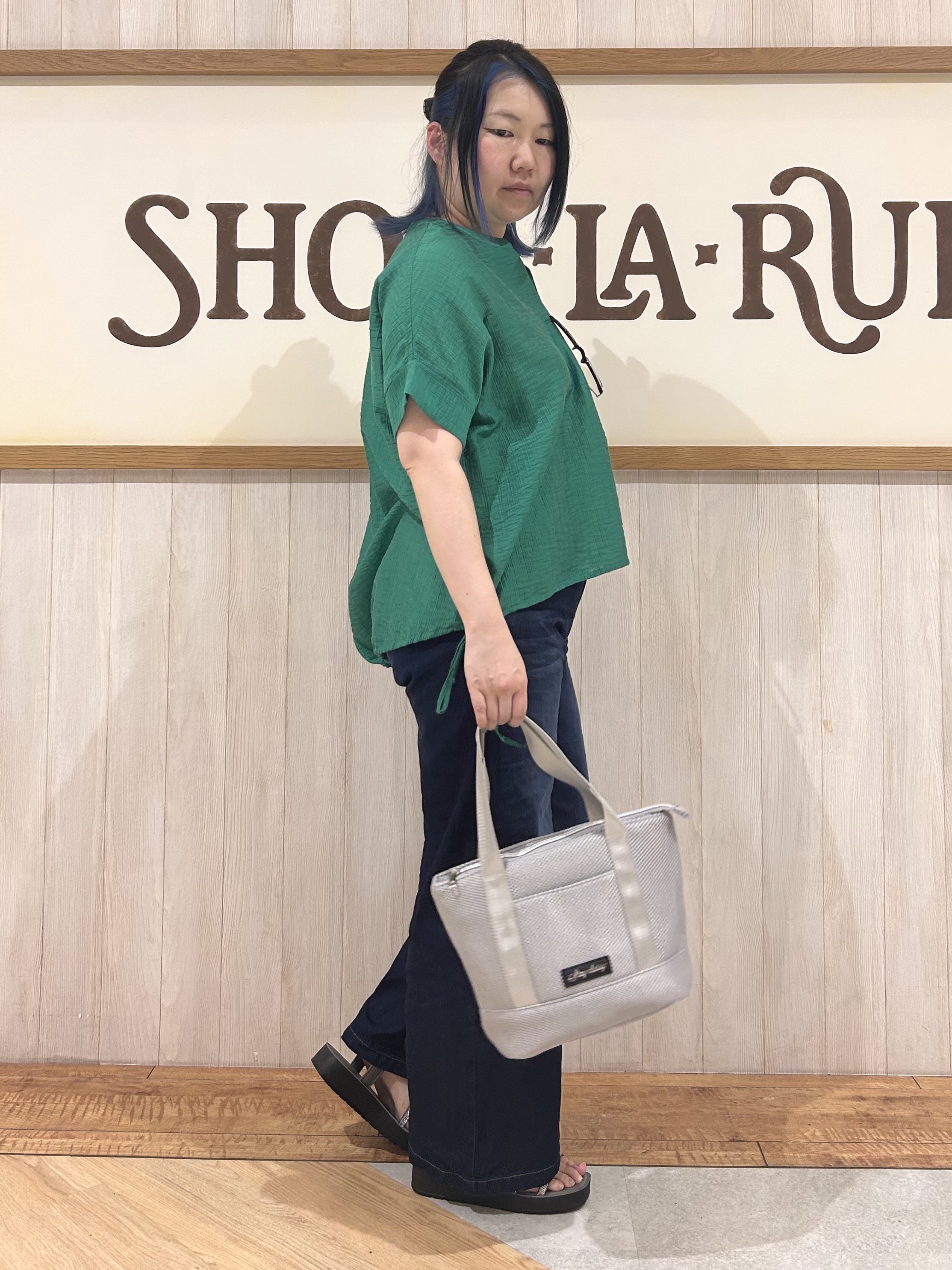 まるさんの「SHOO･LA･RUE｜【高レビュー/体型カバー】インせず着られる スキッパー裾リボンブラウス」を使ったコーディネート