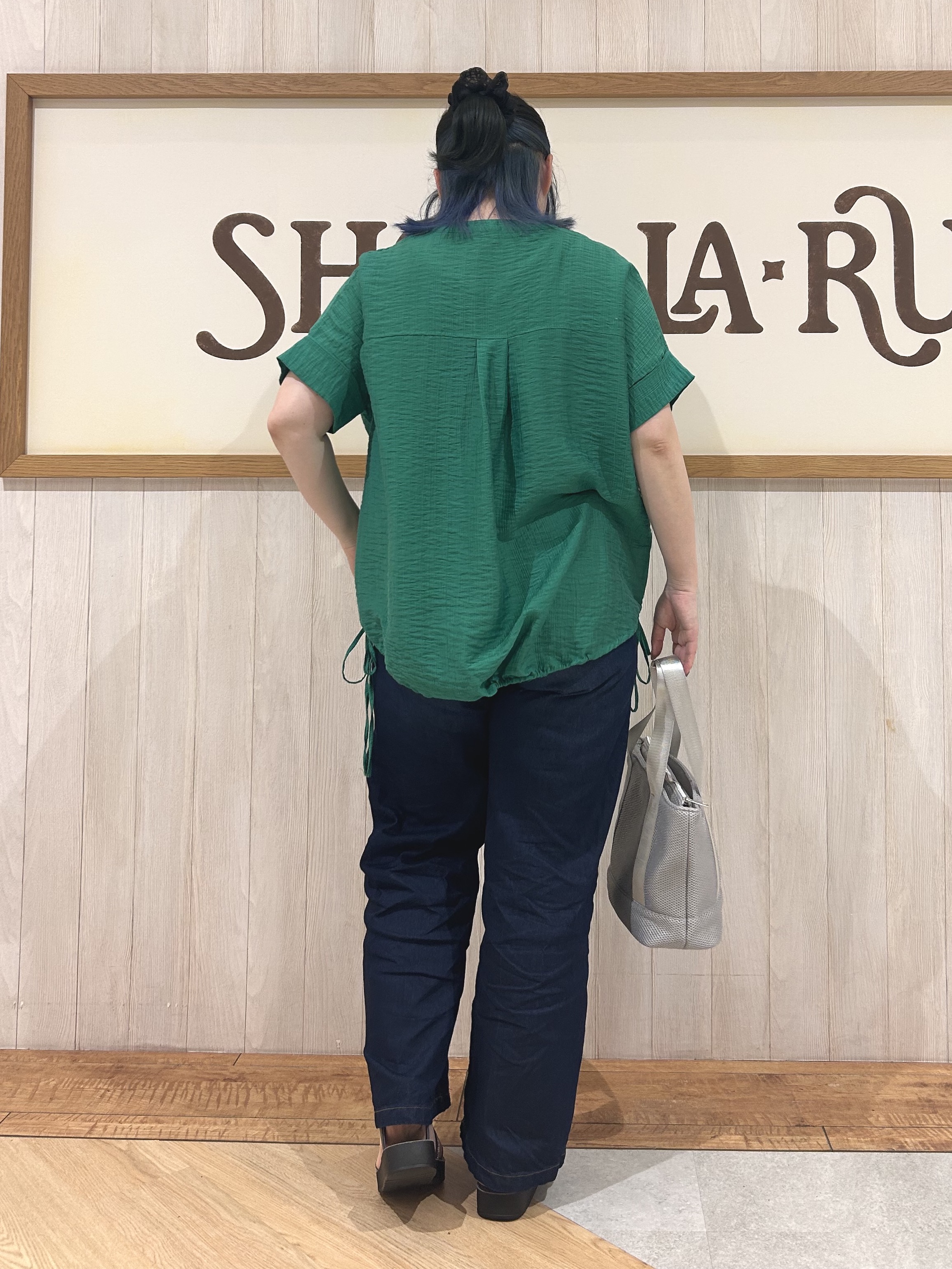 まるさんの「SHOO･LA･RUE｜【高レビュー/体型カバー】インせず着られる スキッパー裾リボンブラウス」を使ったコーディネート