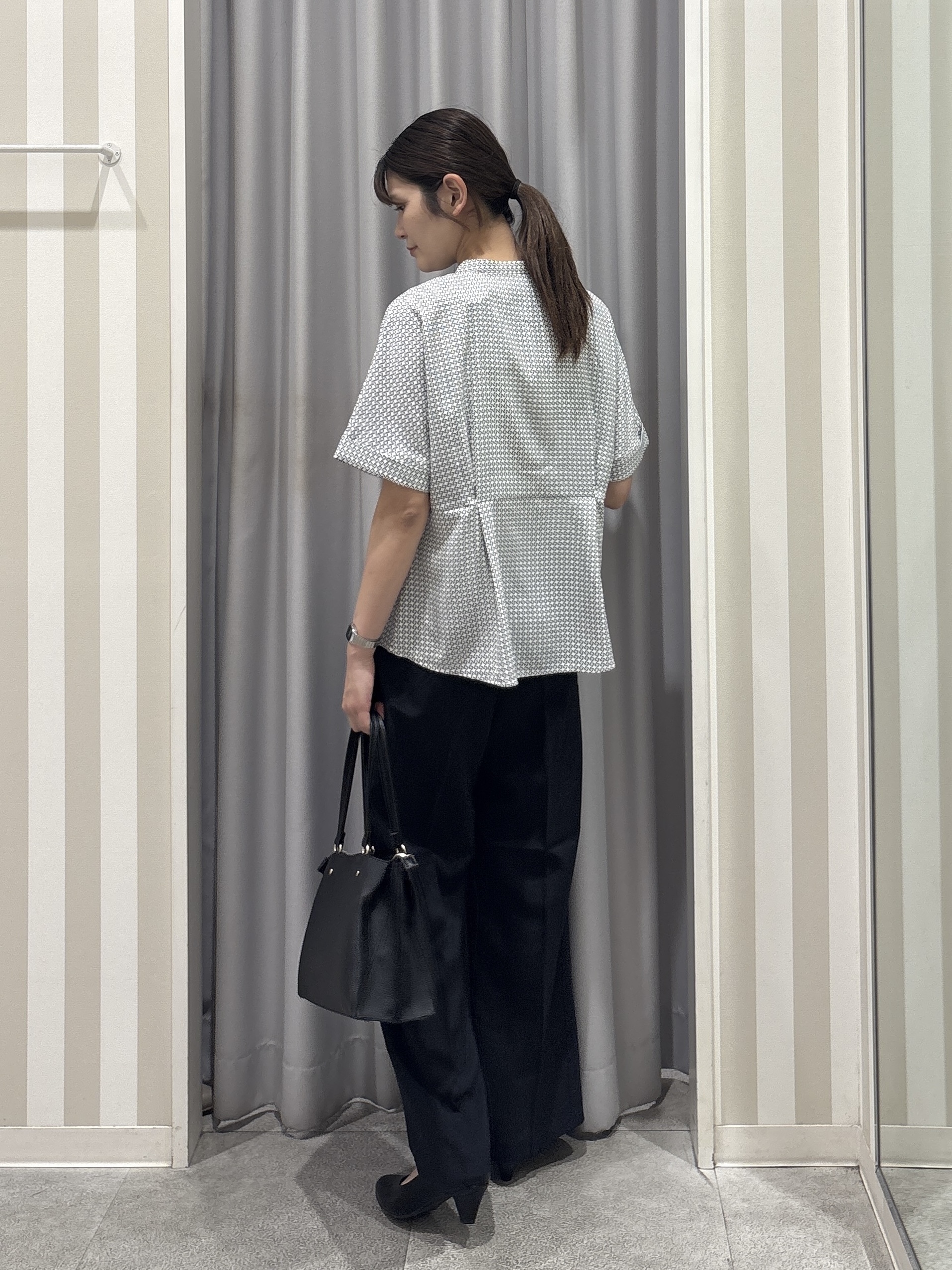 Rikaさんの「SHOO･LA･RUE｜【UV/通勤】洗濯後しわになりにくい インしない ウエストタックペプラムブラウス」を使ったコーディネート
