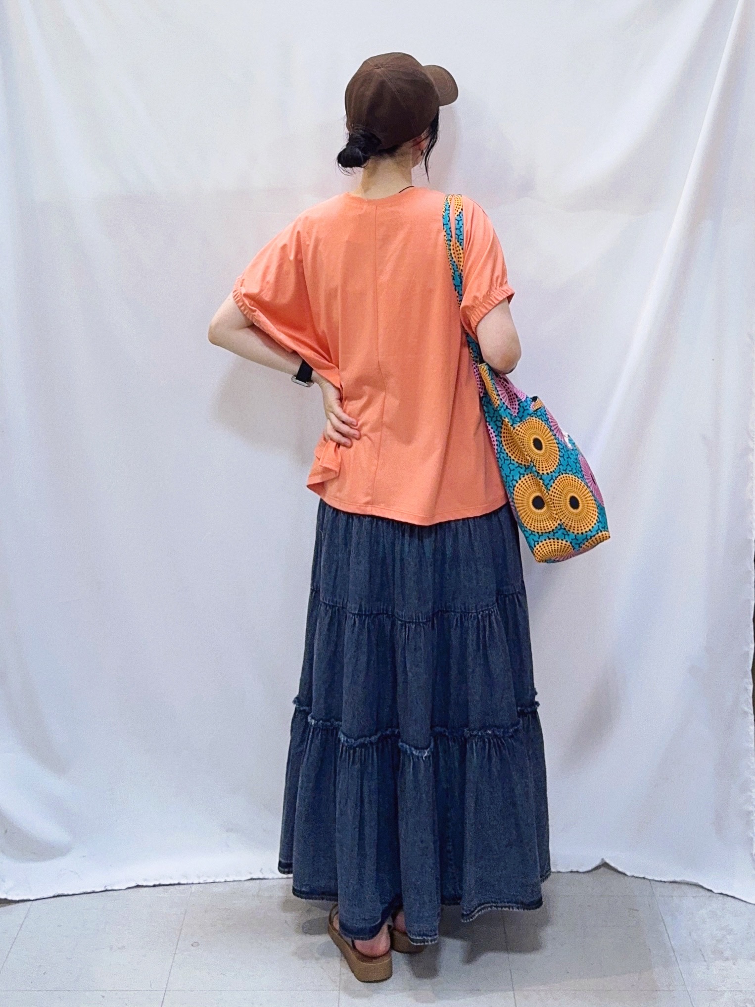 𝐇𝐢𝐫𝐨𝐦𝐢さんの「SHOO･LA･RUE｜【洗濯機可】シンプルにこなれて見せる お袖ギャザードルマンTシャツ」を使ったコーディネート