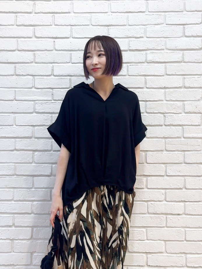 𝐜𝐡𝐢𝐤𝐚さんの「SHOO･LA･RUE｜【S-LL/洗濯機可】インせず着られる 裾タック スキッパーシャツ」を使ったコーディネート