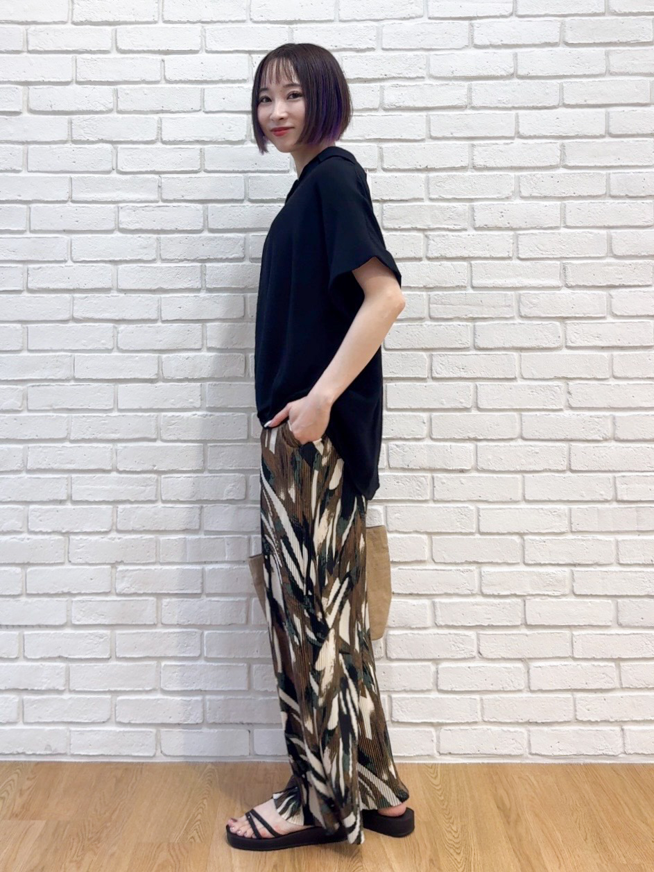 𝐜𝐡𝐢𝐤𝐚さんの「SHOO･LA･RUE｜【S-LL/洗濯機可】インせず着られる 裾タック スキッパーシャツ」を使ったコーディネート
