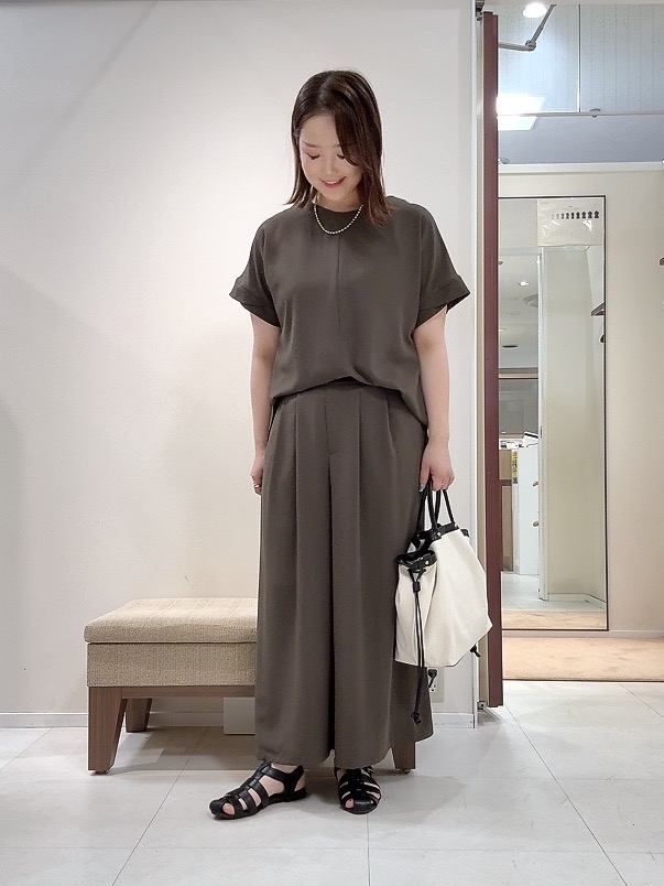 YUIさんの「UNTITLED｜【セットアップ可/UVカット/前後2WAY】リラクシーフレンチスリーブブラウス」を使ったコーディネート