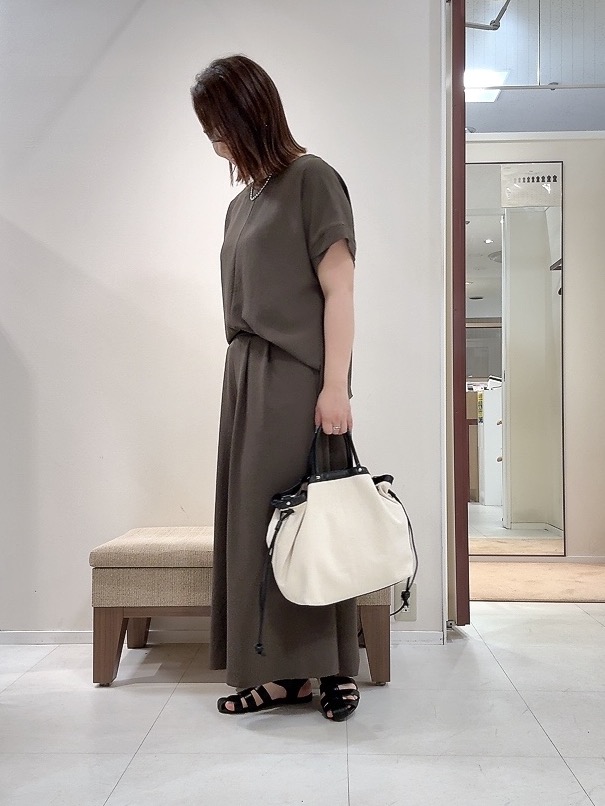 YUIさんの「UNTITLED｜【セットアップ可/UVカット/前後2WAY】リラクシーフレンチスリーブブラウス」を使ったコーディネート