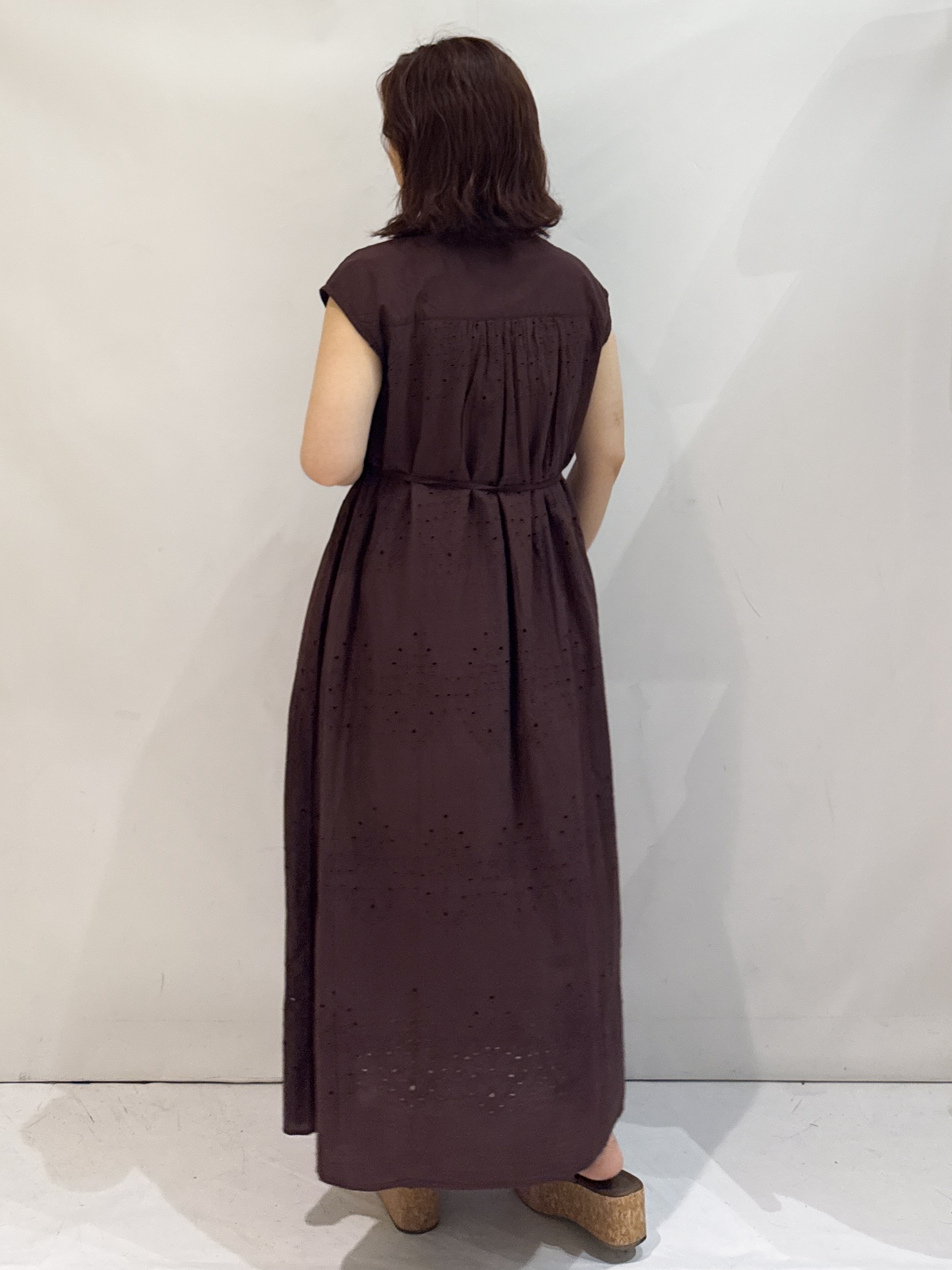 nakkoさんの「OPAQUE.CLIP｜アイレットレース刺繍ワンピース【洗える】」を使ったコーディネート