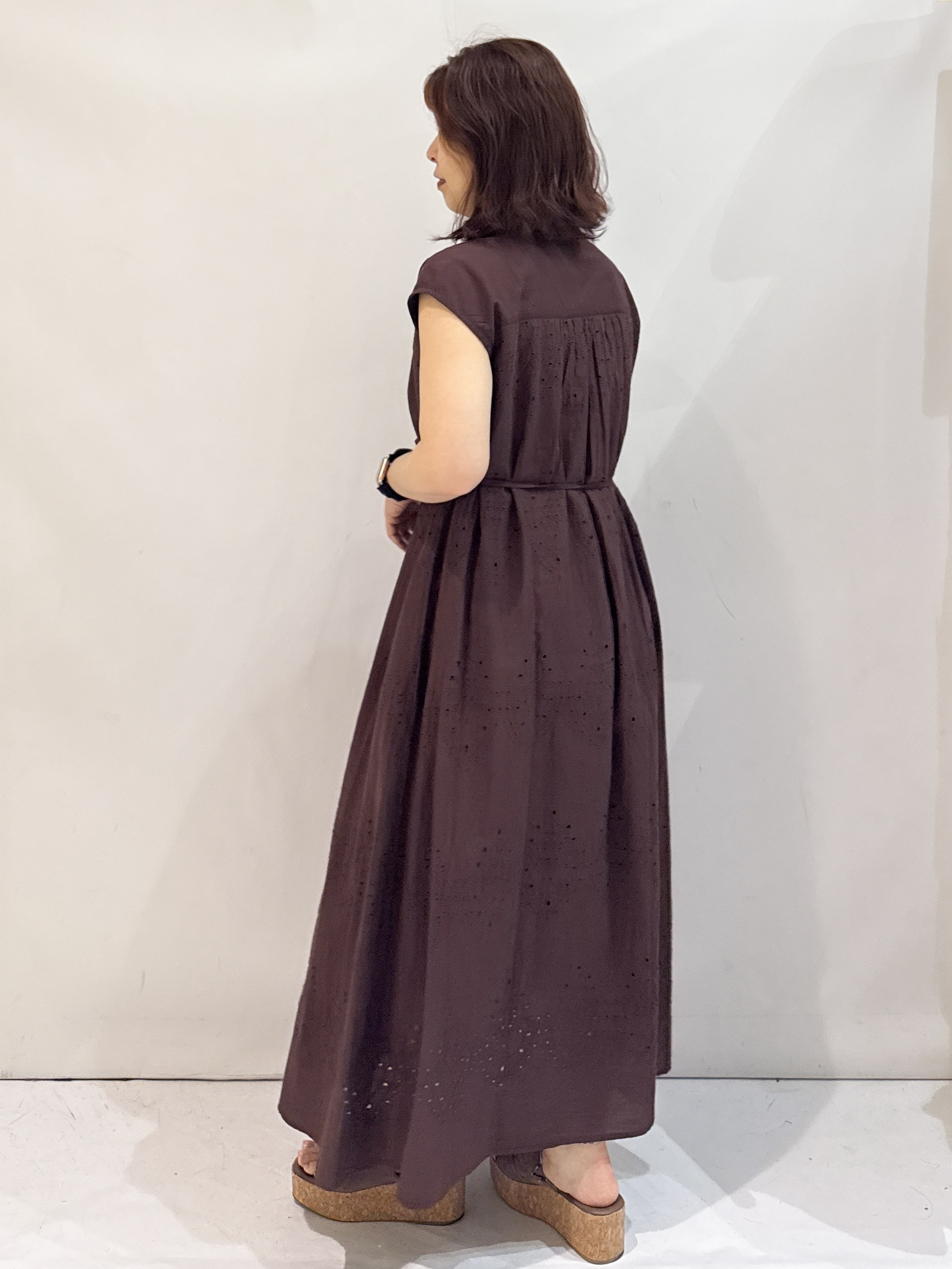 nakkoさんの「OPAQUE.CLIP｜アイレットレース刺繍ワンピース【洗える】」を使ったコーディネート