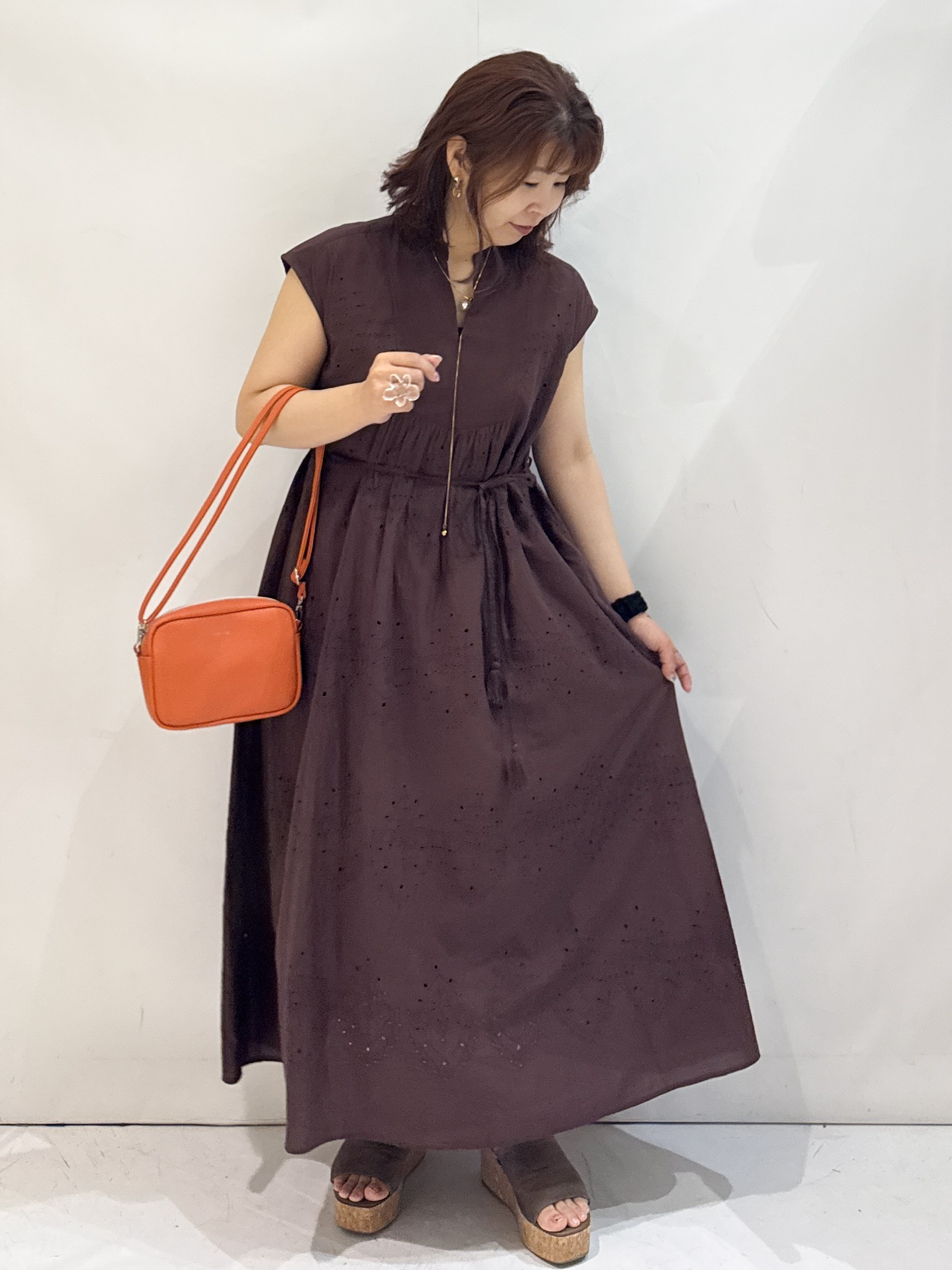 nakkoさんの「OPAQUE.CLIP｜アイレットレース刺繍ワンピース【洗える】」を使ったコーディネート