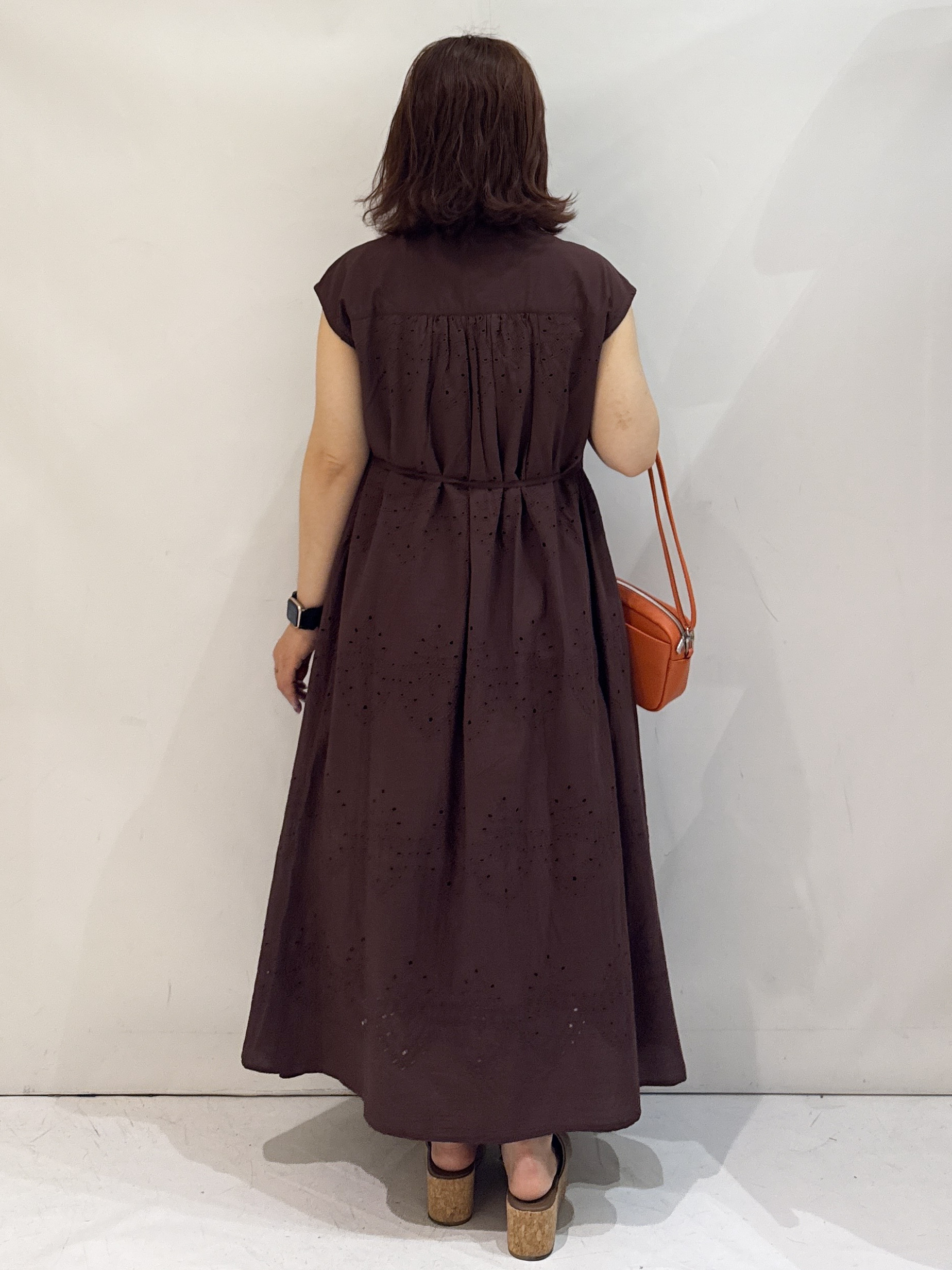 nakkoさんの「OPAQUE.CLIP｜アイレットレース刺繍ワンピース【洗える】」を使ったコーディネート