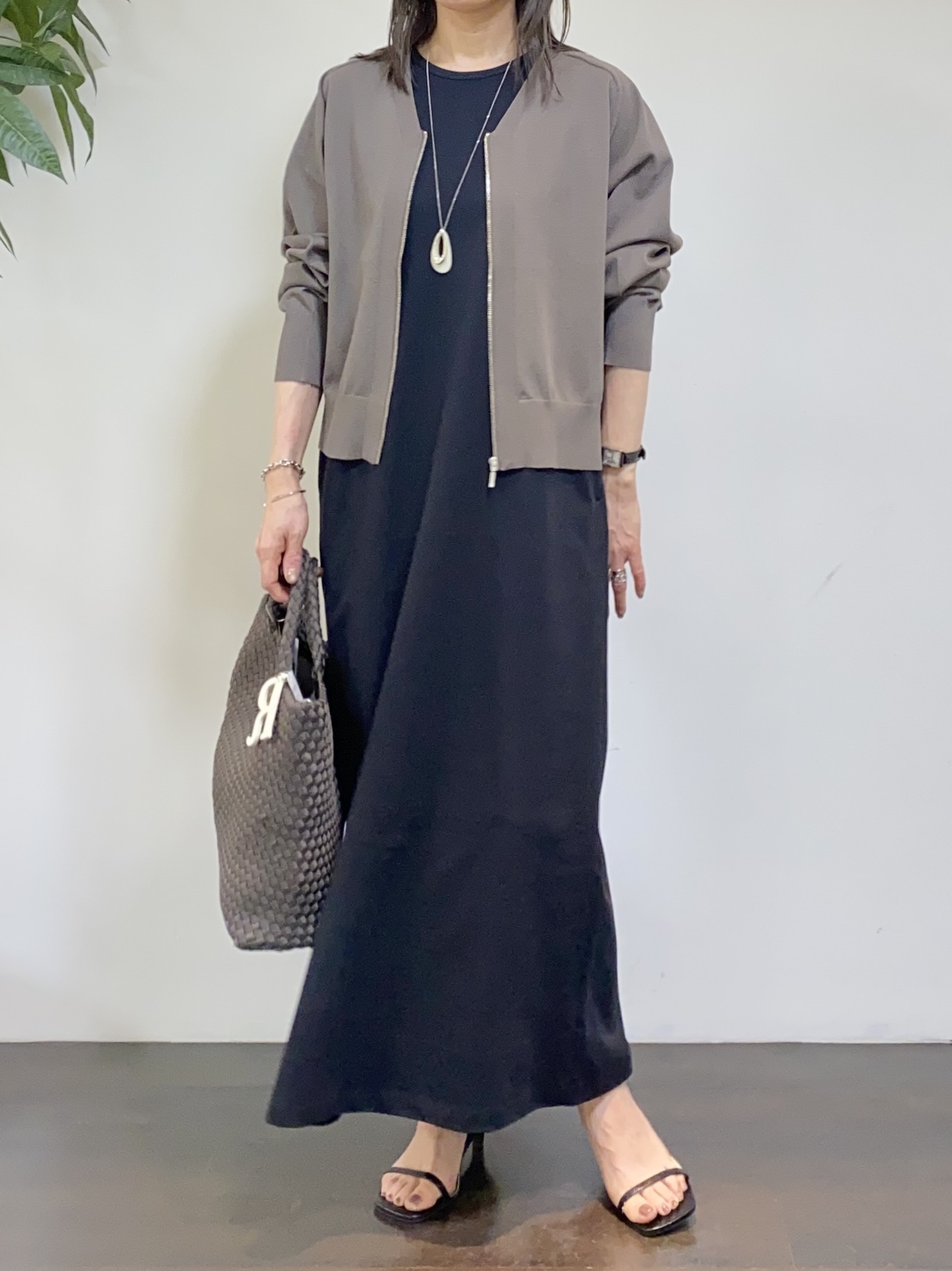 tomoさんの「UNTITLED｜【アンサンブル可/日除け・冷房対策】シアーレーヨンZIPカーディガン」を使ったコーディネート