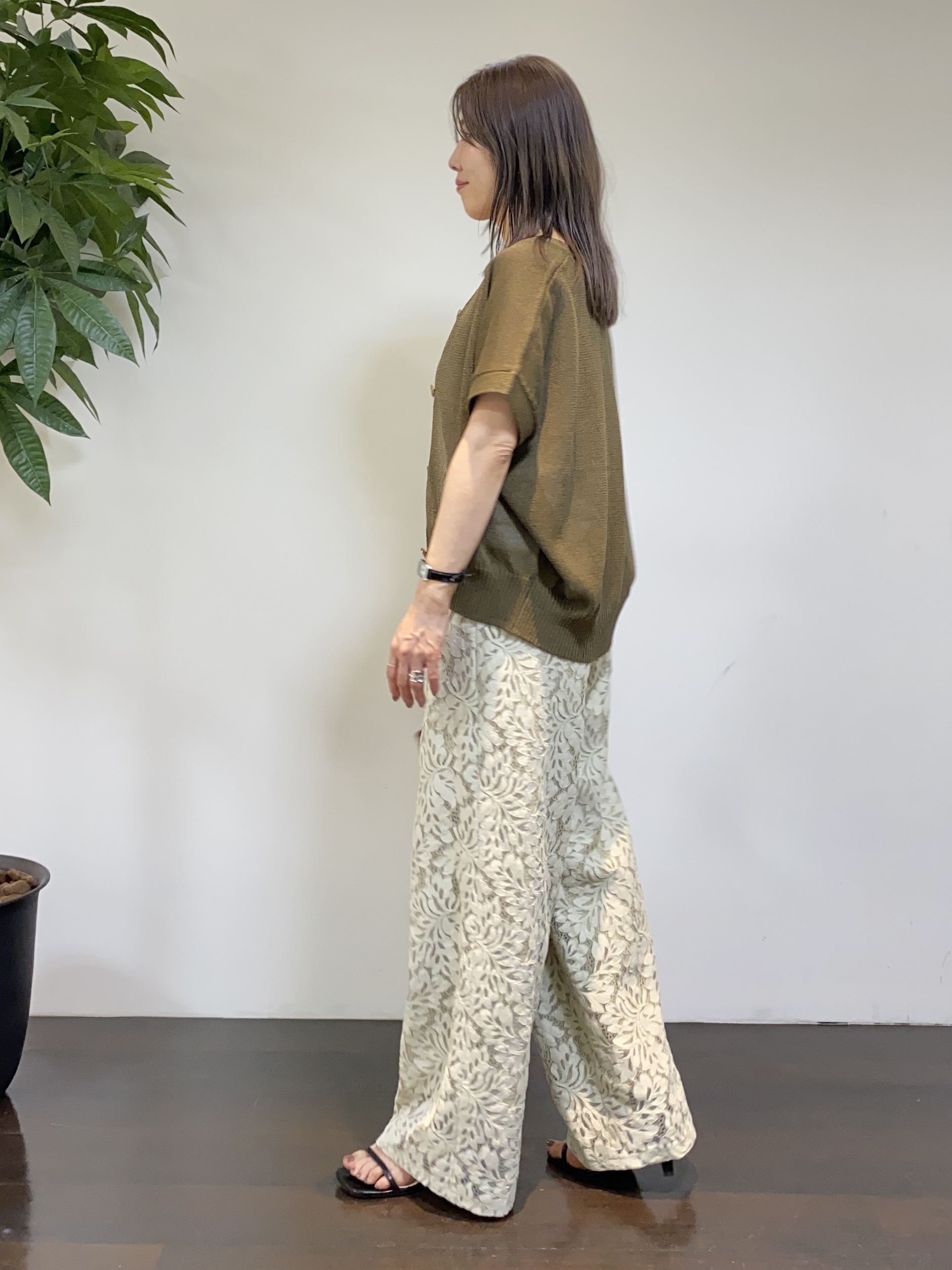 tomoさんの「UNTITLED｜【洗える/清涼感】ドライタッチスリーブレスカーディガン」を使ったコーディネート