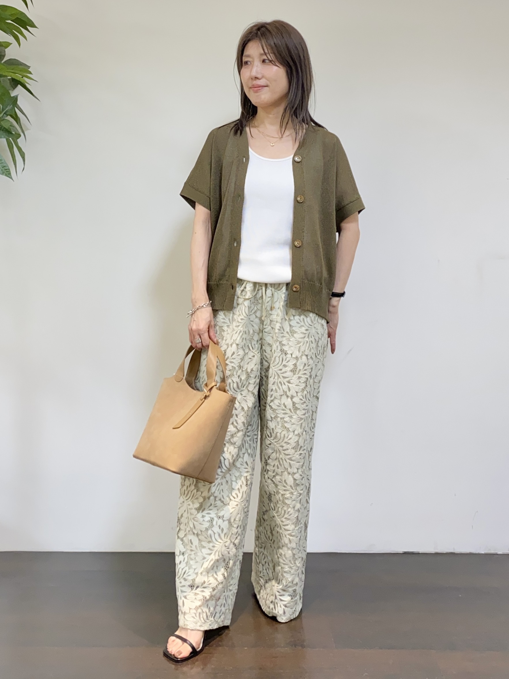 tomoさんの「UNTITLED｜【洗える/清涼感】ドライタッチスリーブレスカーディガン」を使ったコーディネート