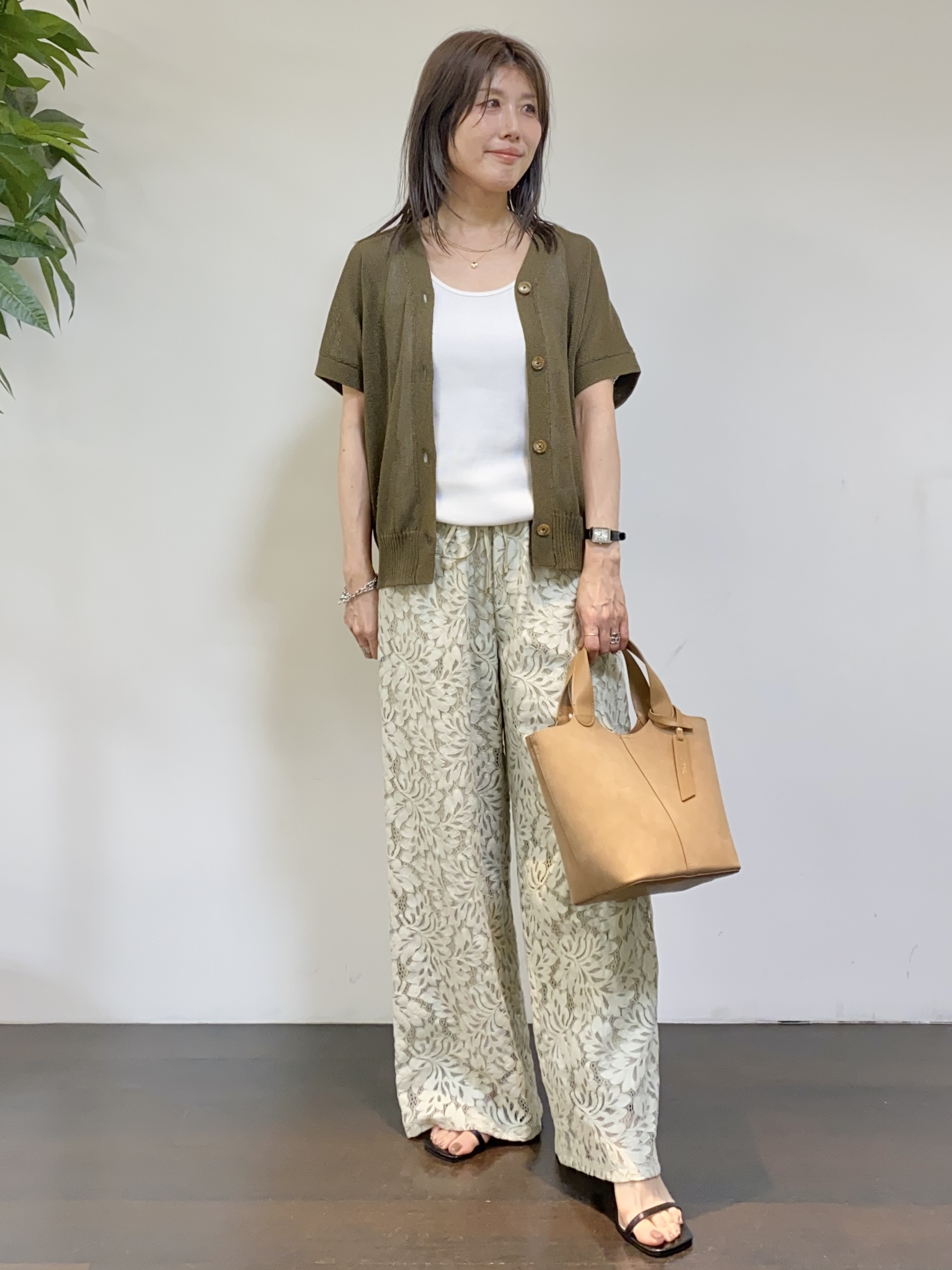 tomoさんの「UNTITLED｜【洗える/清涼感】ドライタッチスリーブレスカーディガン」を使ったコーディネート