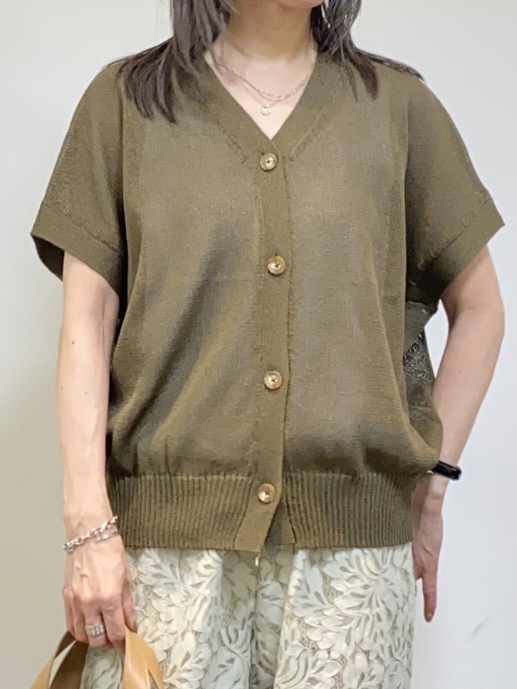 tomoさんの「UNTITLED｜【洗える/清涼感】ドライタッチスリーブレスカーディガン」を使ったコーディネート