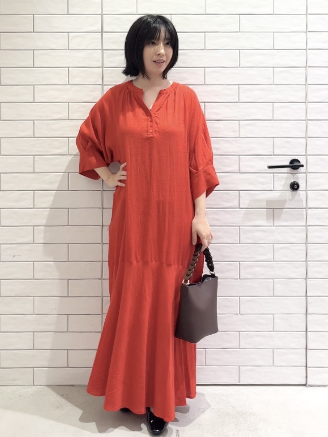 しおりさんの「OPAQUE.CLIP｜キーネックロングワンピース【洗える】」を使ったコーディネート