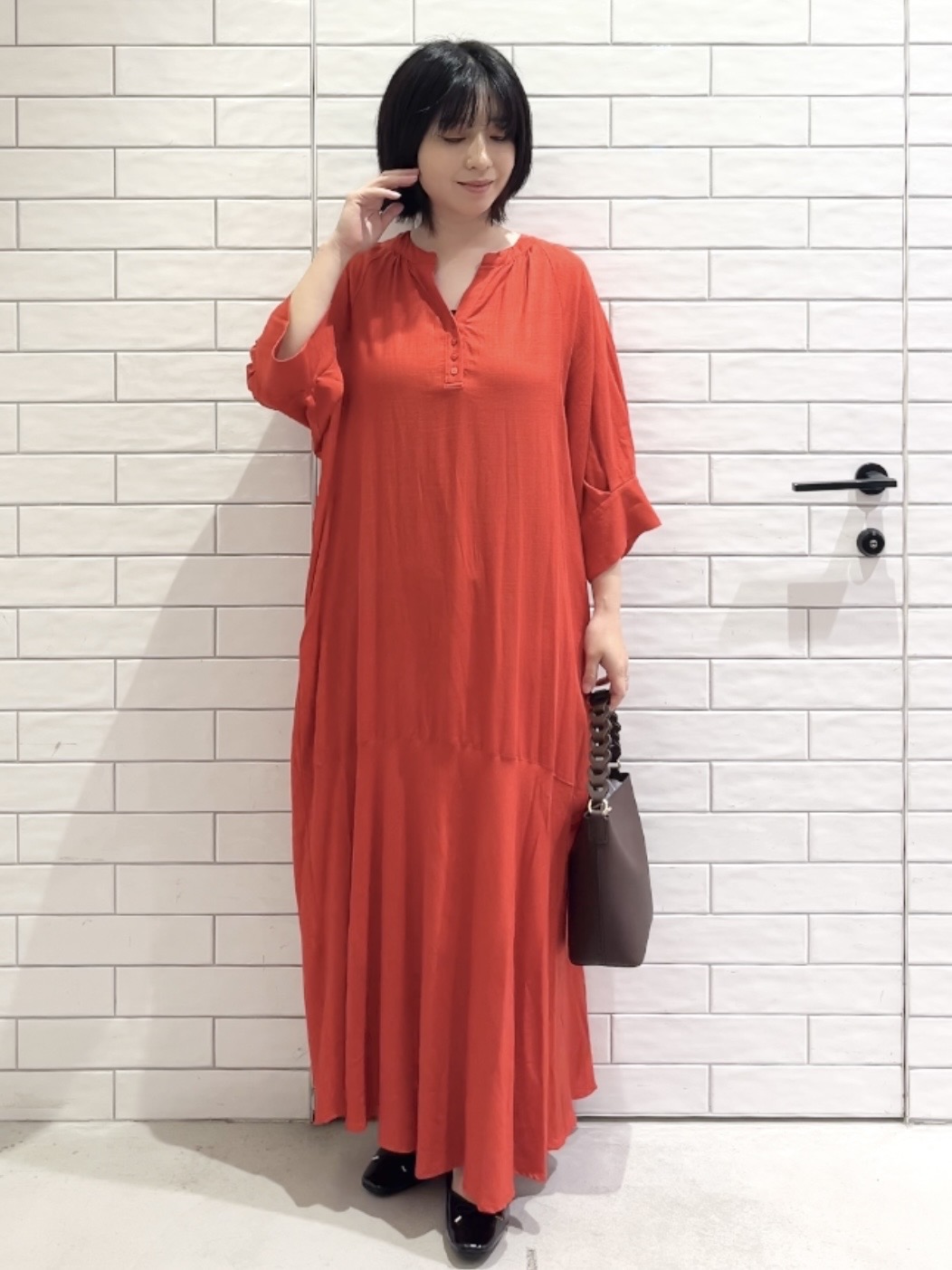 しおりさんの「OPAQUE.CLIP｜キーネックロングワンピース【洗える】」を使ったコーディネート