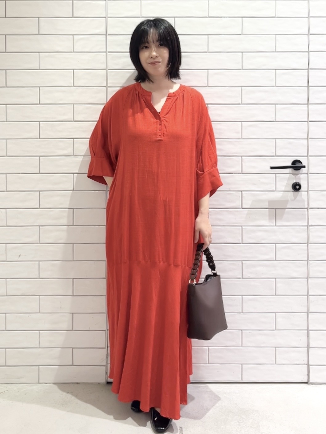 しおりさんの「OPAQUE.CLIP｜キーネックロングワンピース【洗える】」を使ったコーディネート