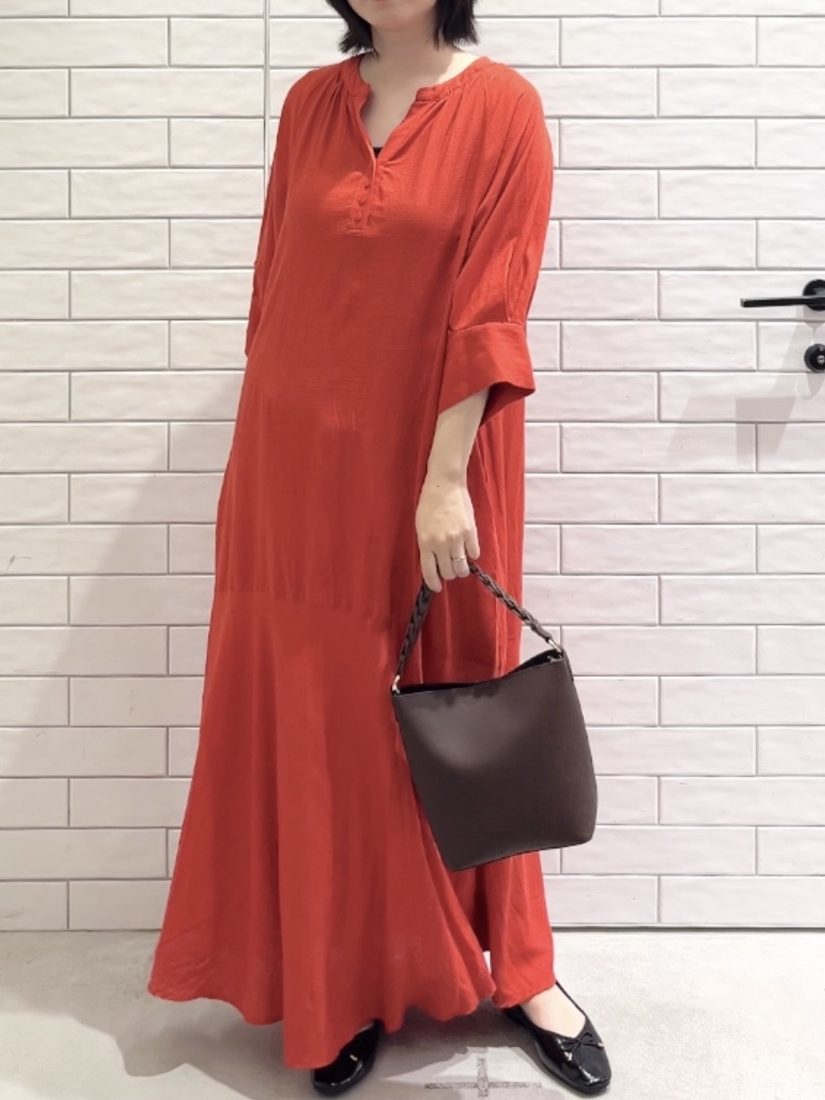 しおりさんの「OPAQUE.CLIP｜キーネックロングワンピース【洗える】」を使ったコーディネート