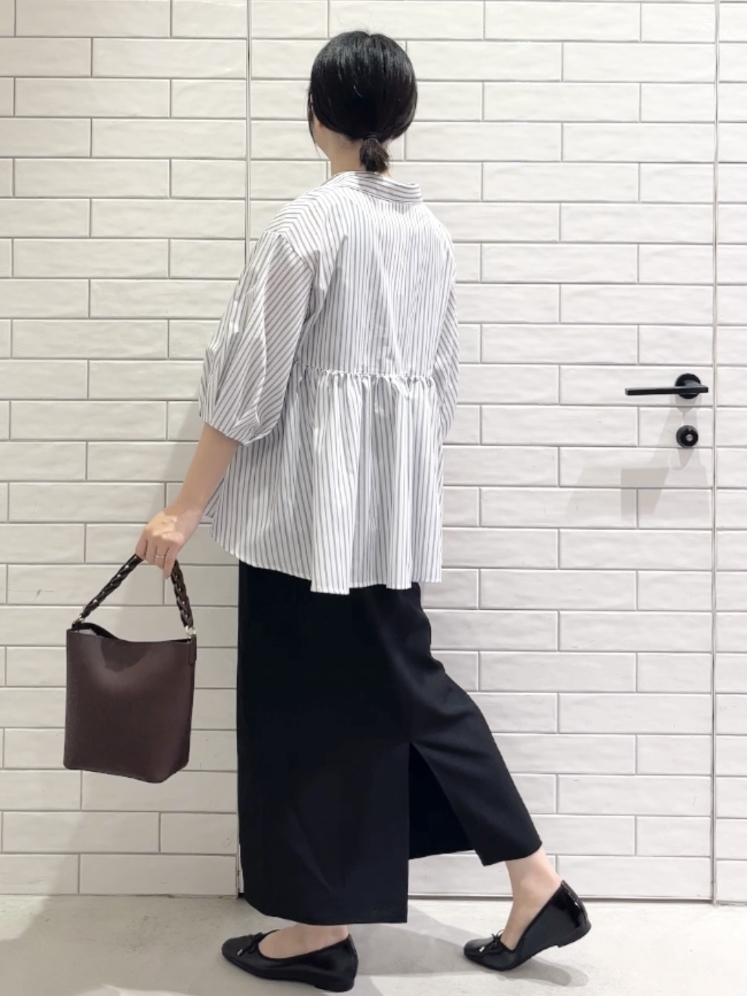 しおりさんの「OPAQUE.CLIP｜スキッパーペプラムブラウス【洗濯機OK】」を使ったコーディネート