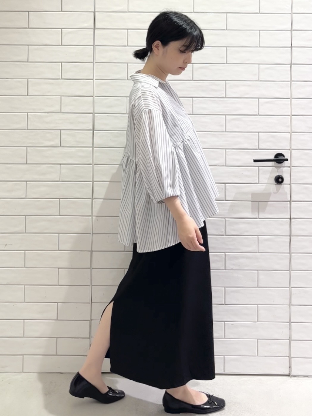 しおりさんの「OPAQUE.CLIP｜スキッパーペプラムブラウス【洗濯機OK】」を使ったコーディネート