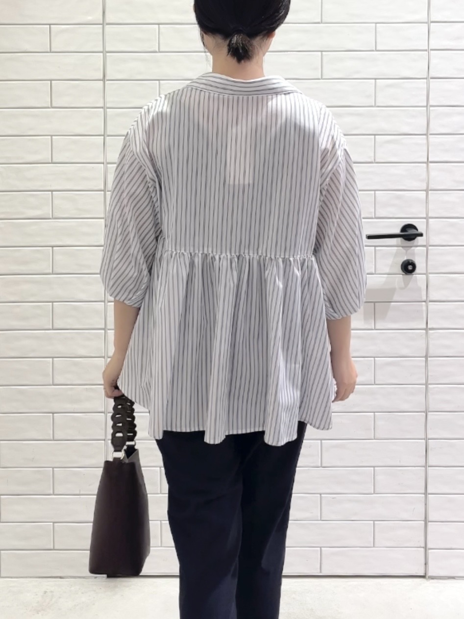 しおりさんの「OPAQUE.CLIP｜スキッパーペプラムブラウス【洗濯機OK】」を使ったコーディネート