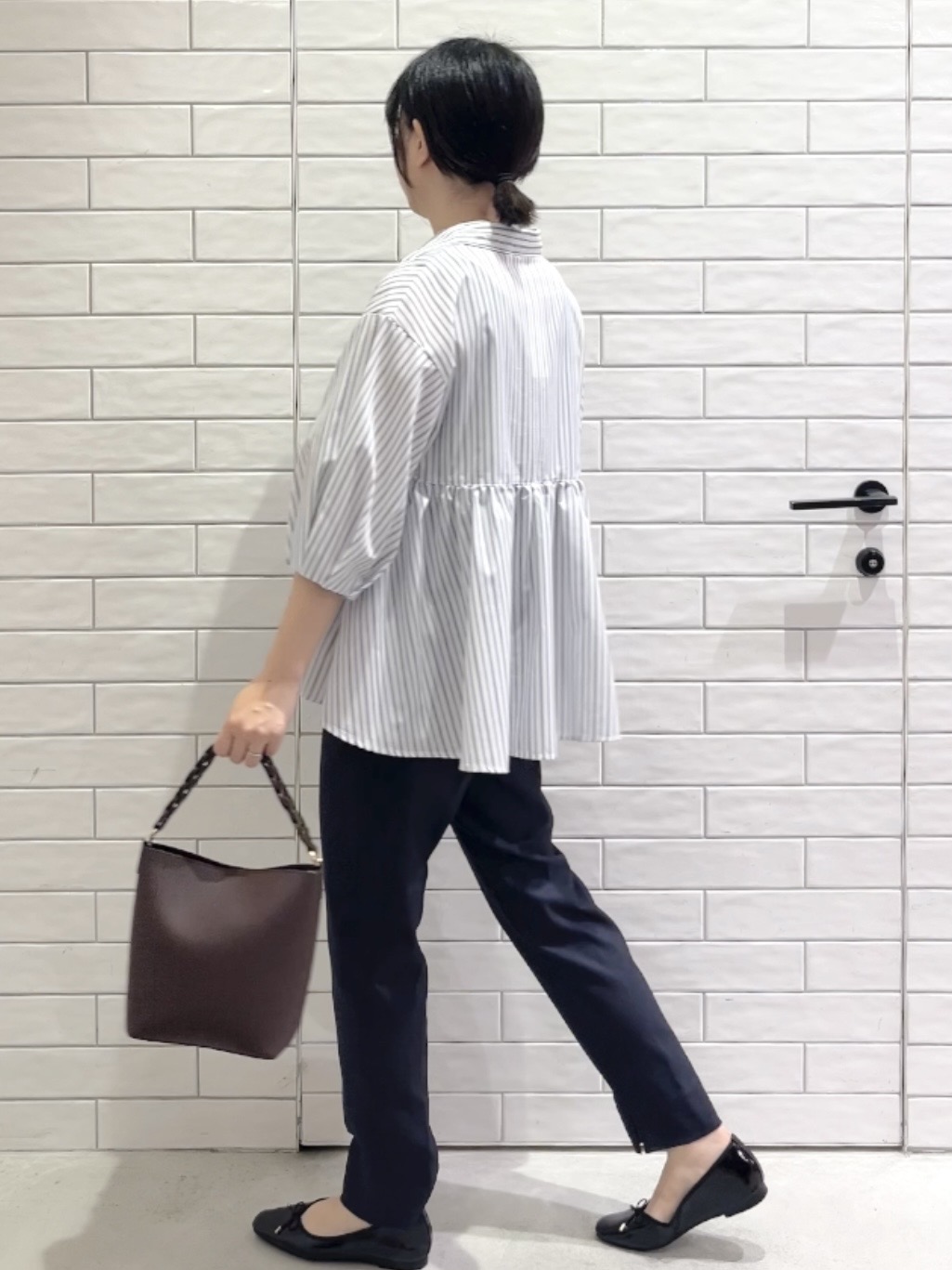 しおりさんの「OPAQUE.CLIP｜スキッパーペプラムブラウス【洗濯機OK】」を使ったコーディネート