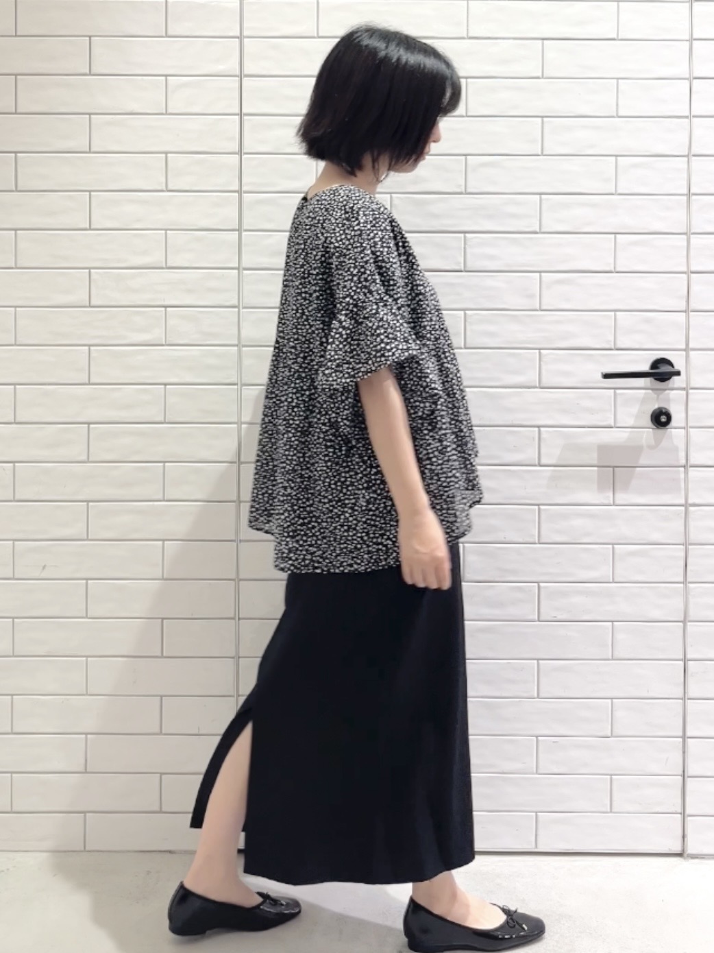 しおりさんの「OPAQUE.CLIP｜フリルペプラムブラウス【洗濯機OK】」を使ったコーディネート