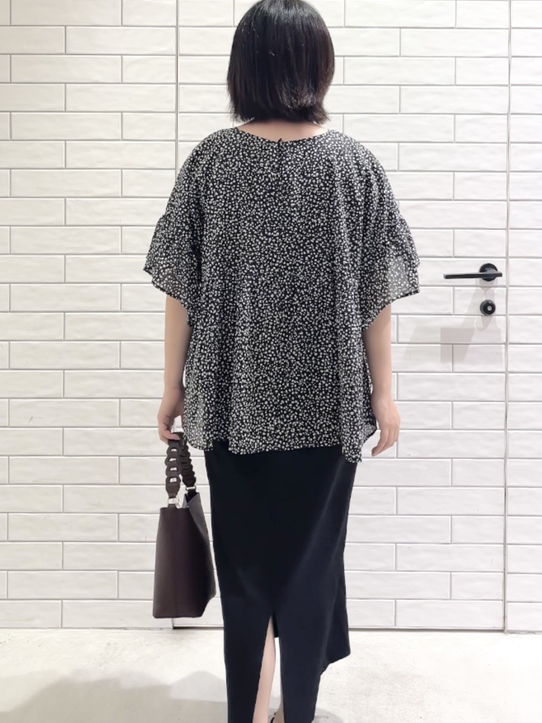 しおりさんの「OPAQUE.CLIP｜フリルペプラムブラウス【洗濯機OK】」を使ったコーディネート