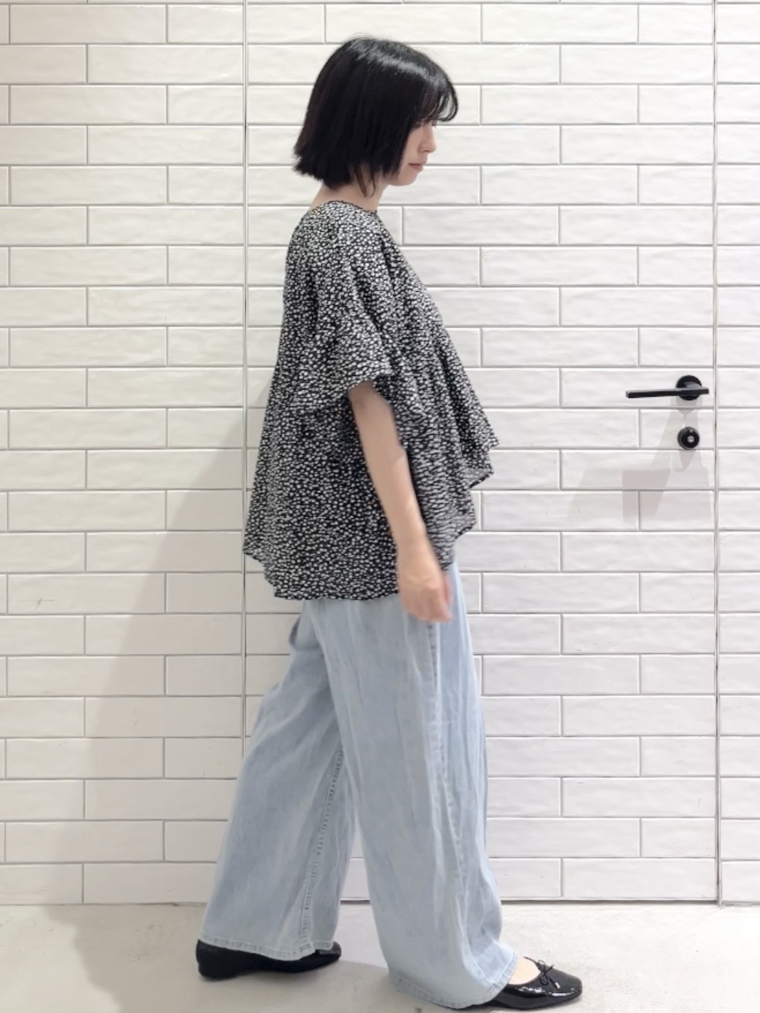 しおりさんの「OPAQUE.CLIP｜フリルペプラムブラウス【洗濯機OK】」を使ったコーディネート