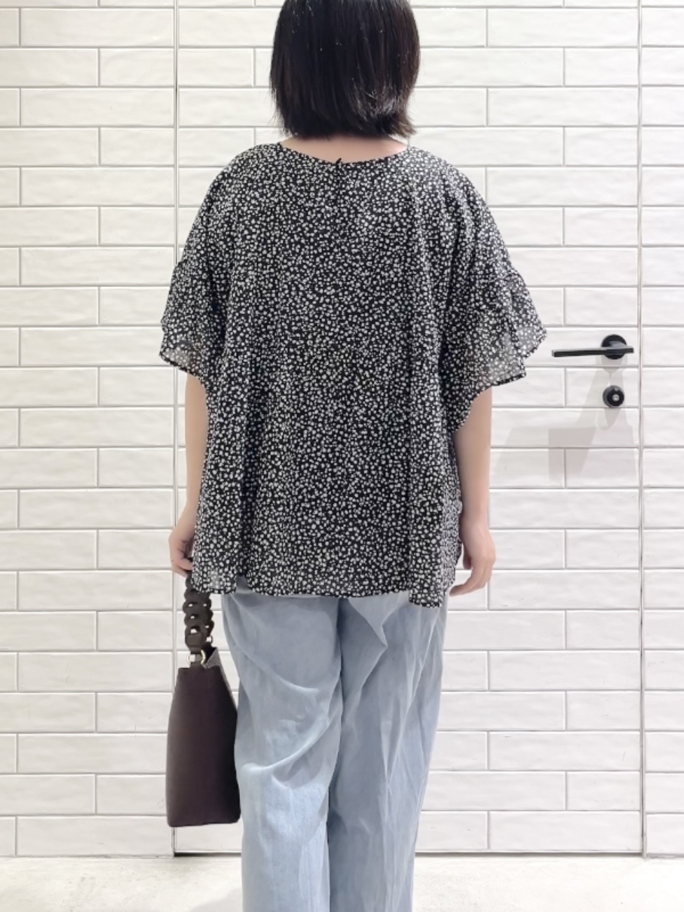 しおりさんの「OPAQUE.CLIP｜フリルペプラムブラウス【洗濯機OK】」を使ったコーディネート